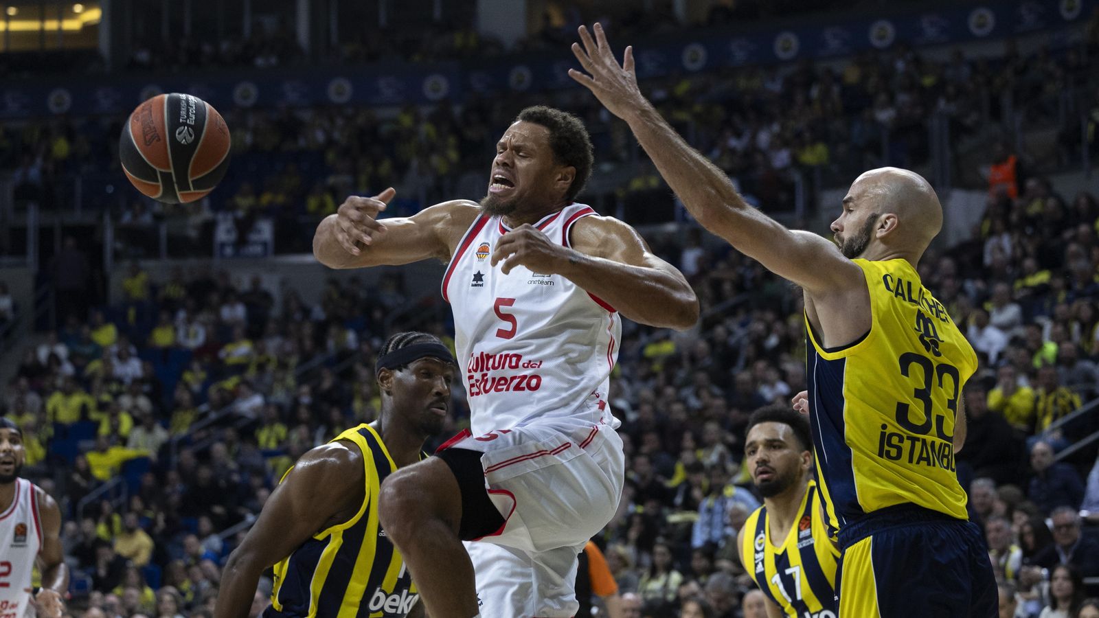 El jugador del València Basket Justin Anderson, defensat per Nick Calathes, del Fenerbahçe