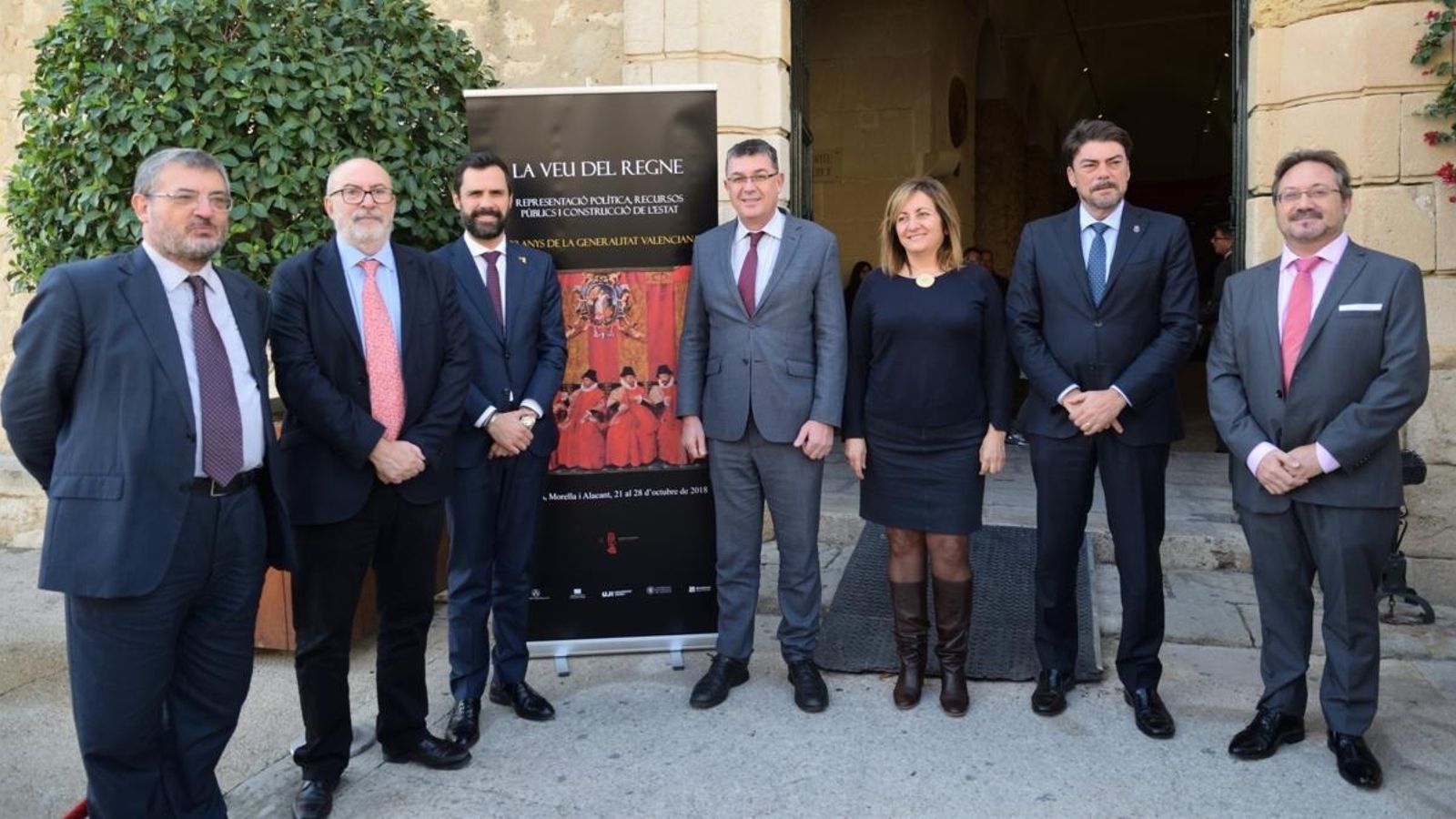 Enric Morera (a la dreta del cartell) i Roger Torrent (a l'esquerra), junt amb altres autoritats que han assistit a la clausura del congrés