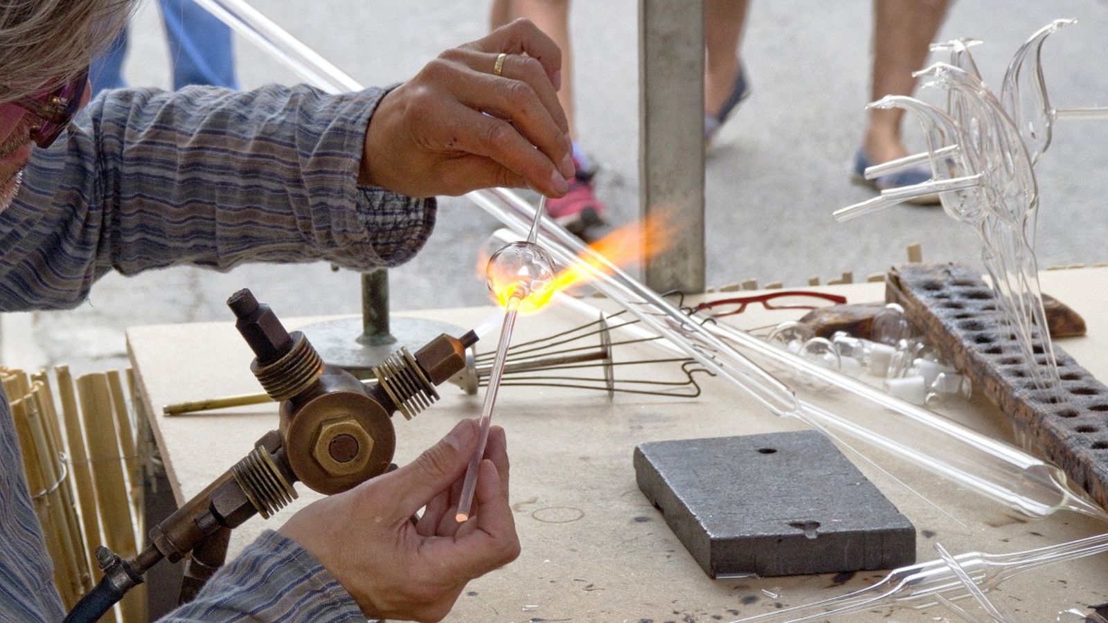 Un artesà del vidre en una imatge d'arxiu