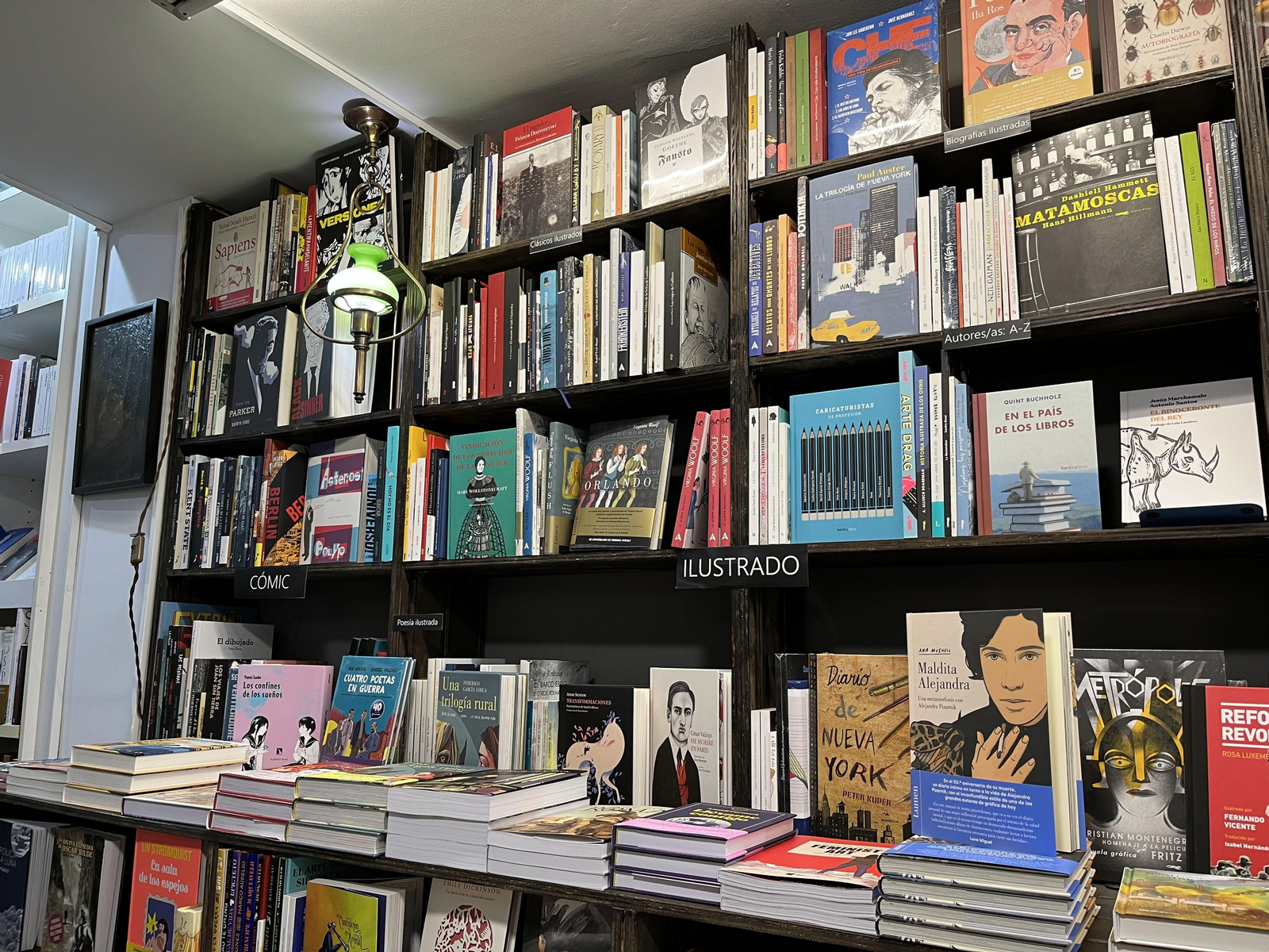 Imatge d'una prestageria a la llibreria Ramón Llull, de València