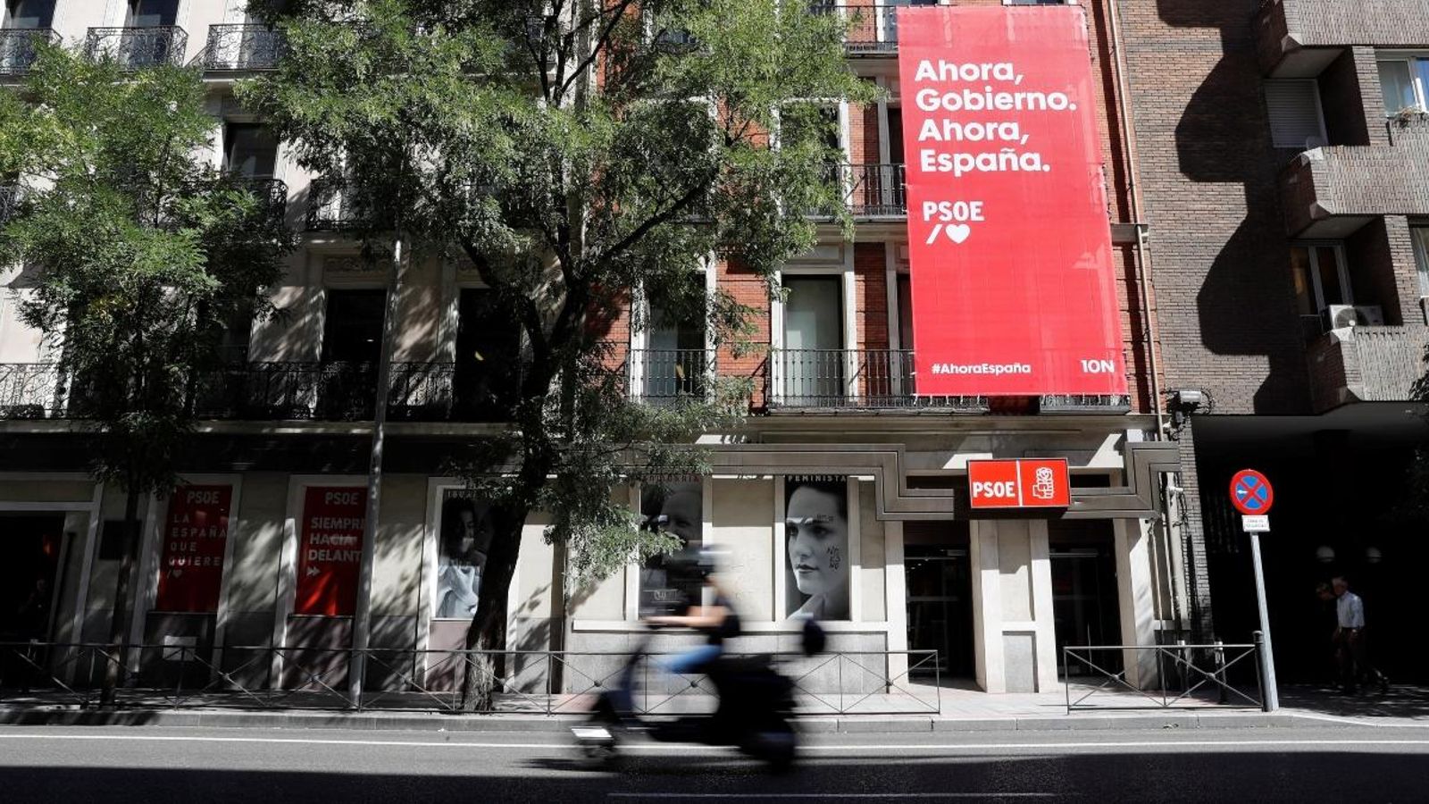 Pancarta de la campanya electoral del PSOE en la seu de Madrid