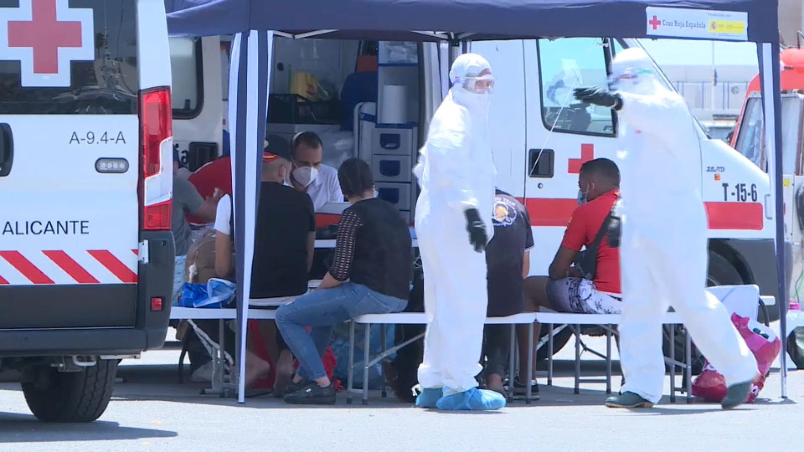 Un dispositiu de la Creu Roja ha donat assistència als migrants en el port d'Alacant