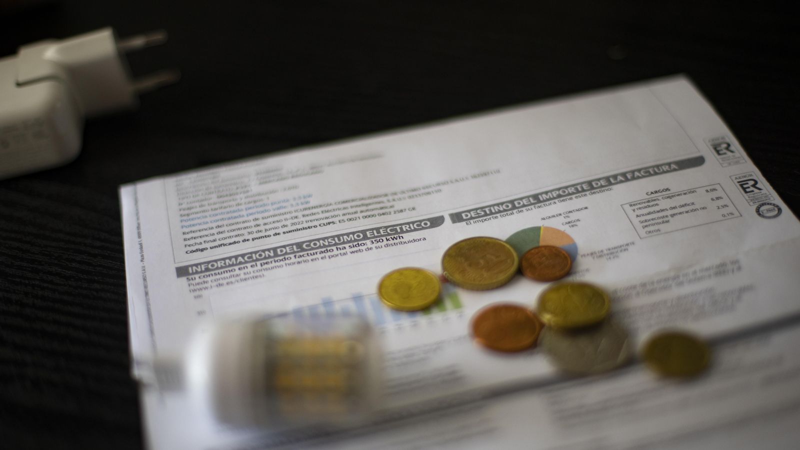 Imatge d'arxiu d'una factura del consum de llum, que continua pujant de forma històrica