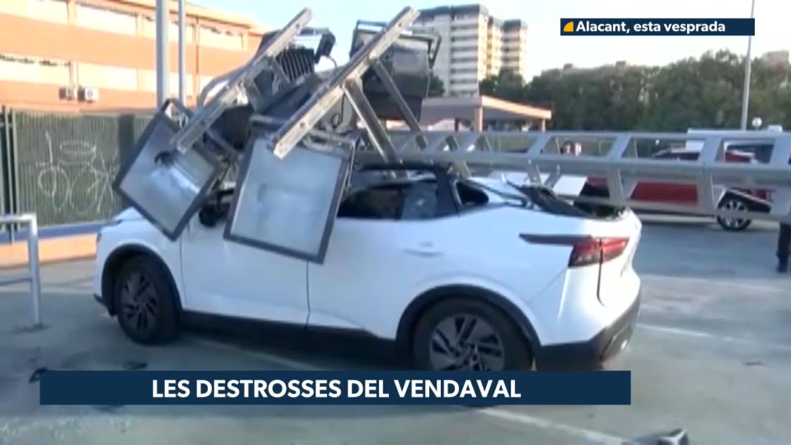 Crònica en vídeo de les destrosses del temporal de vent a Alacant. En imatge, un vehicle afectat per la caiguda d'una torre de llum a la capital