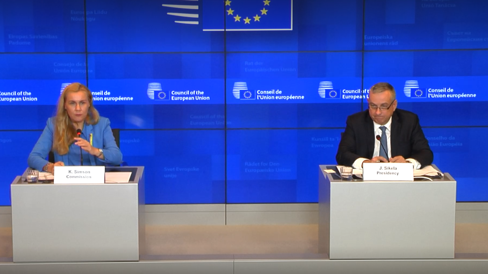 La Comissària Europea Simons i el president del Consell d'Energia, Jozef Sikela, en la roda de premsa posterior a la reunió.