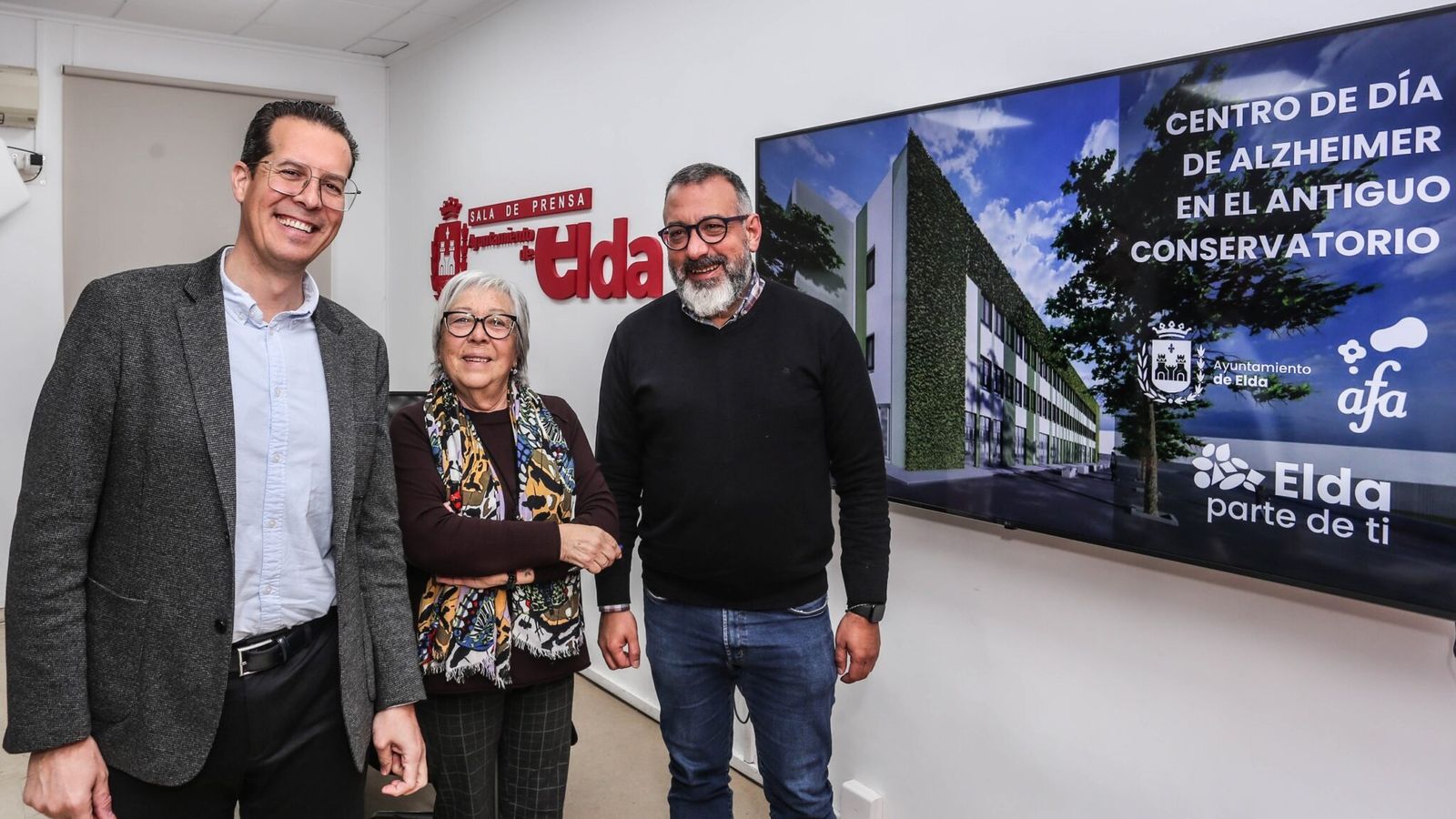 Rubén Alfaro - alcalde d'Elda -, Isabel Orovio - presidenta d'AFA - i José Antonio Amat - concejal d'Espai Públic e Inversions en la presentació del projecte de transformació de l'antic Conservatori en centre de dia per a persones amb alzheimer
