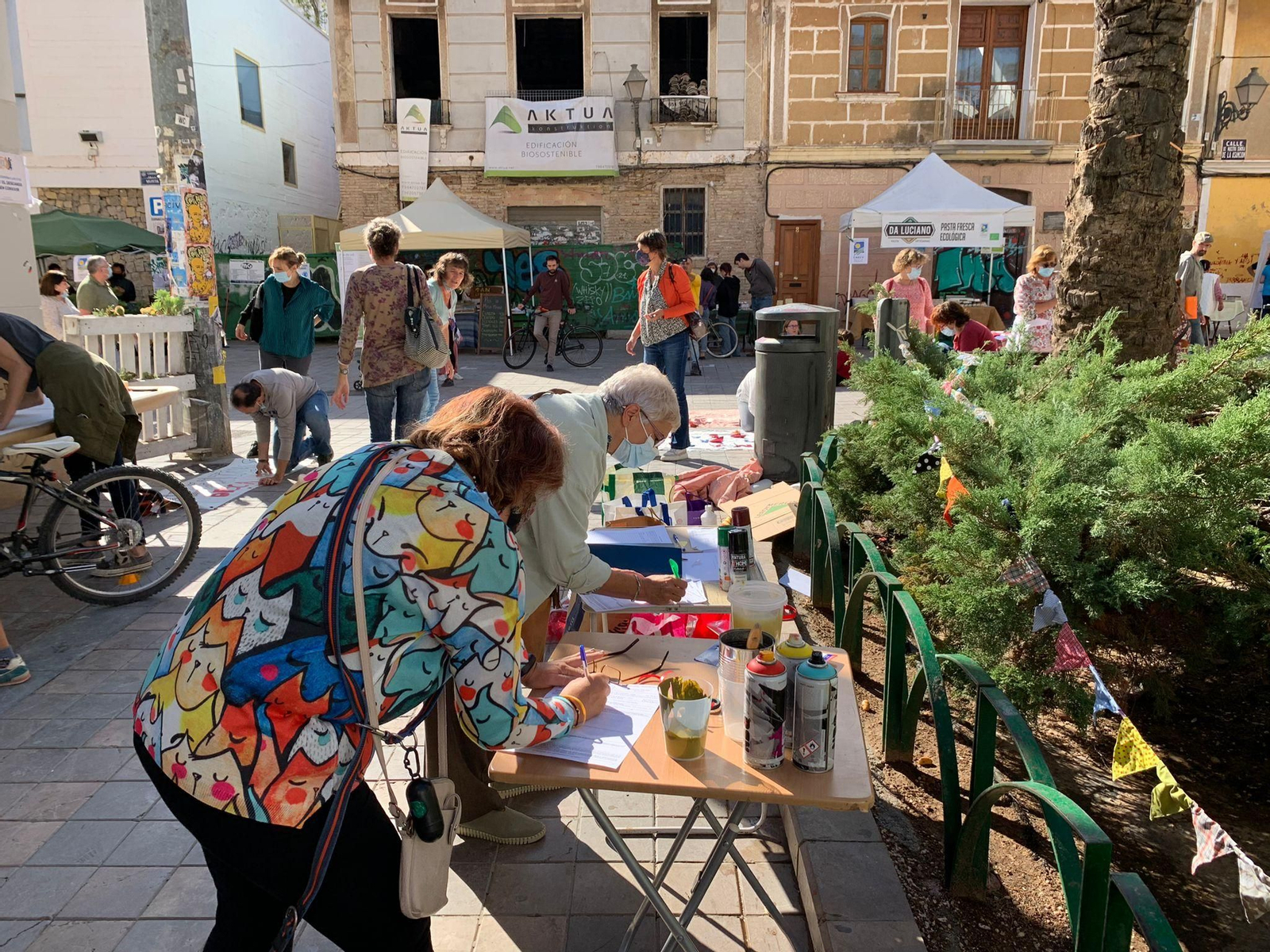 Un grup de veïns i veïnes del barri de Benimaclet preparen missatges per penjar a les façanes de les seues cases