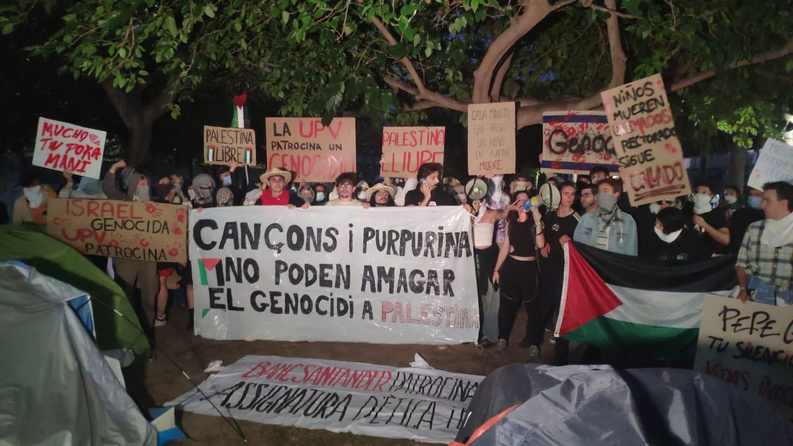 Una imatge dels acampats a la UPV, este dimarts a la nit