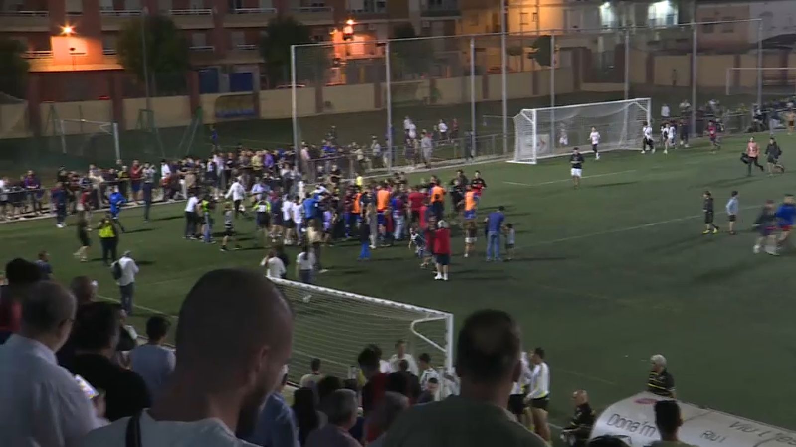 Invasió de camp al final del partit