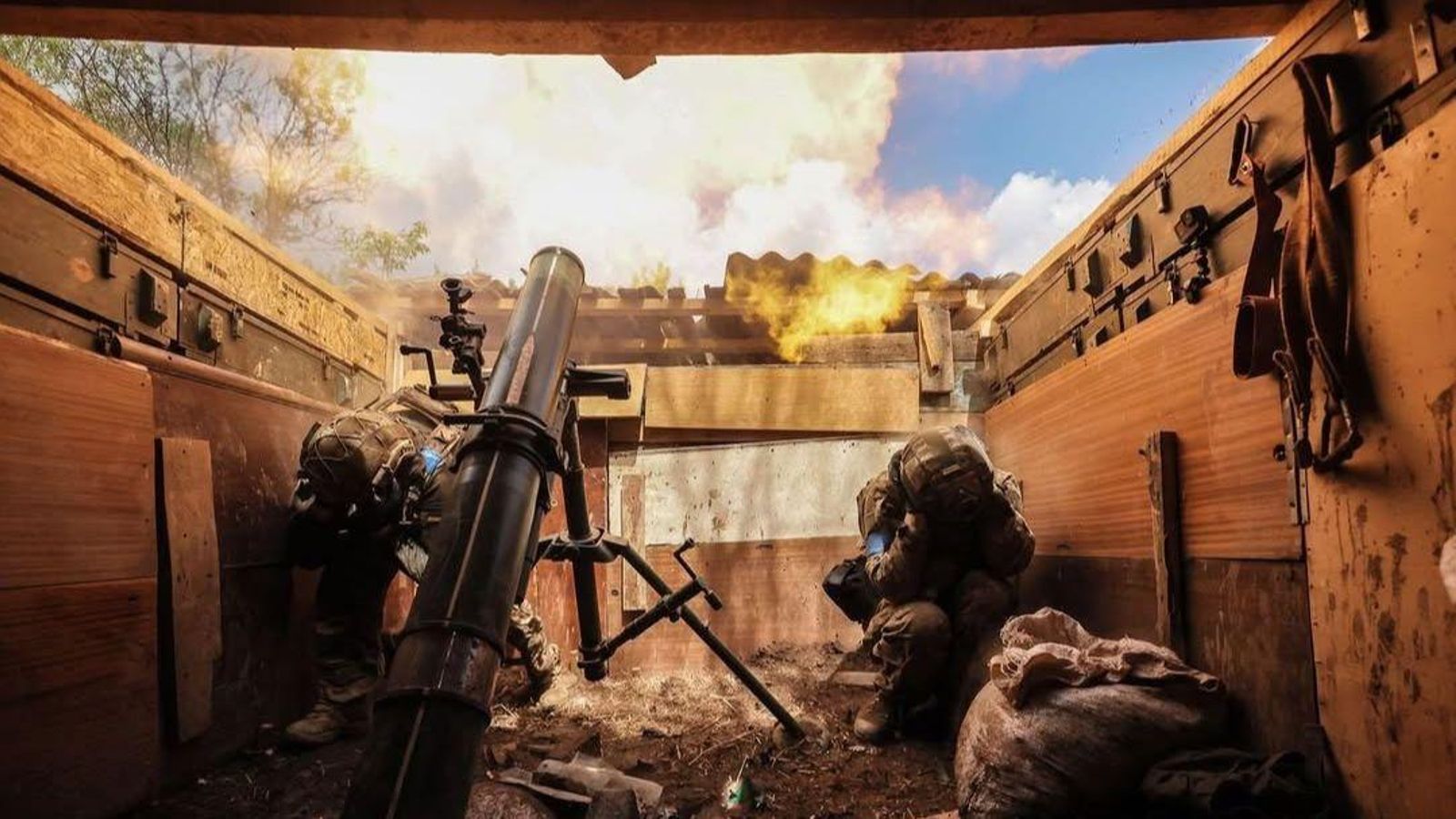 Soldats ucraïnesos disparen des d'una trinxera