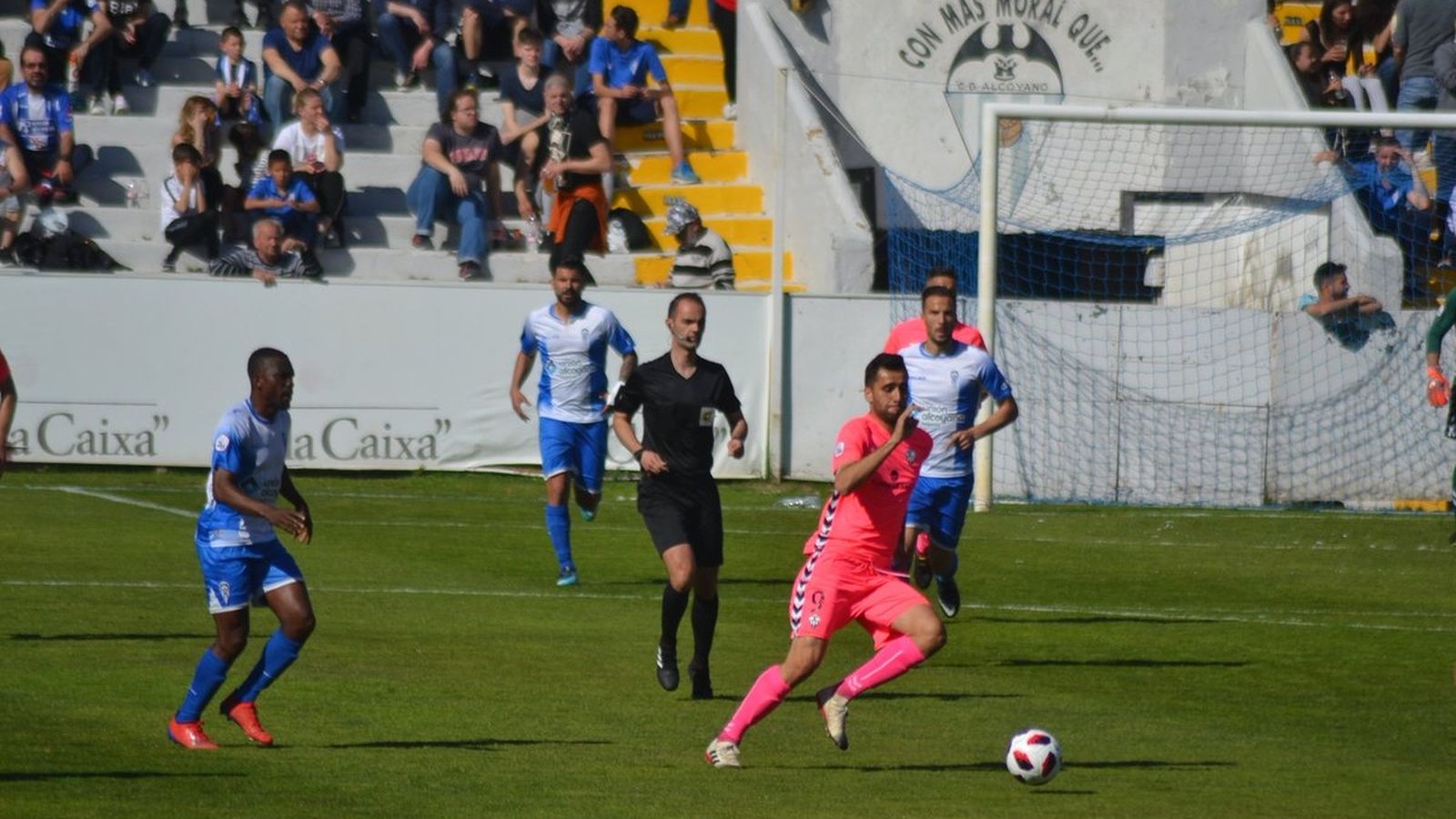 El Castelló s'ha reenganxat a la lluita per no baixar a Tercera Divisió empatant al camp d'El Collao en el minut 89