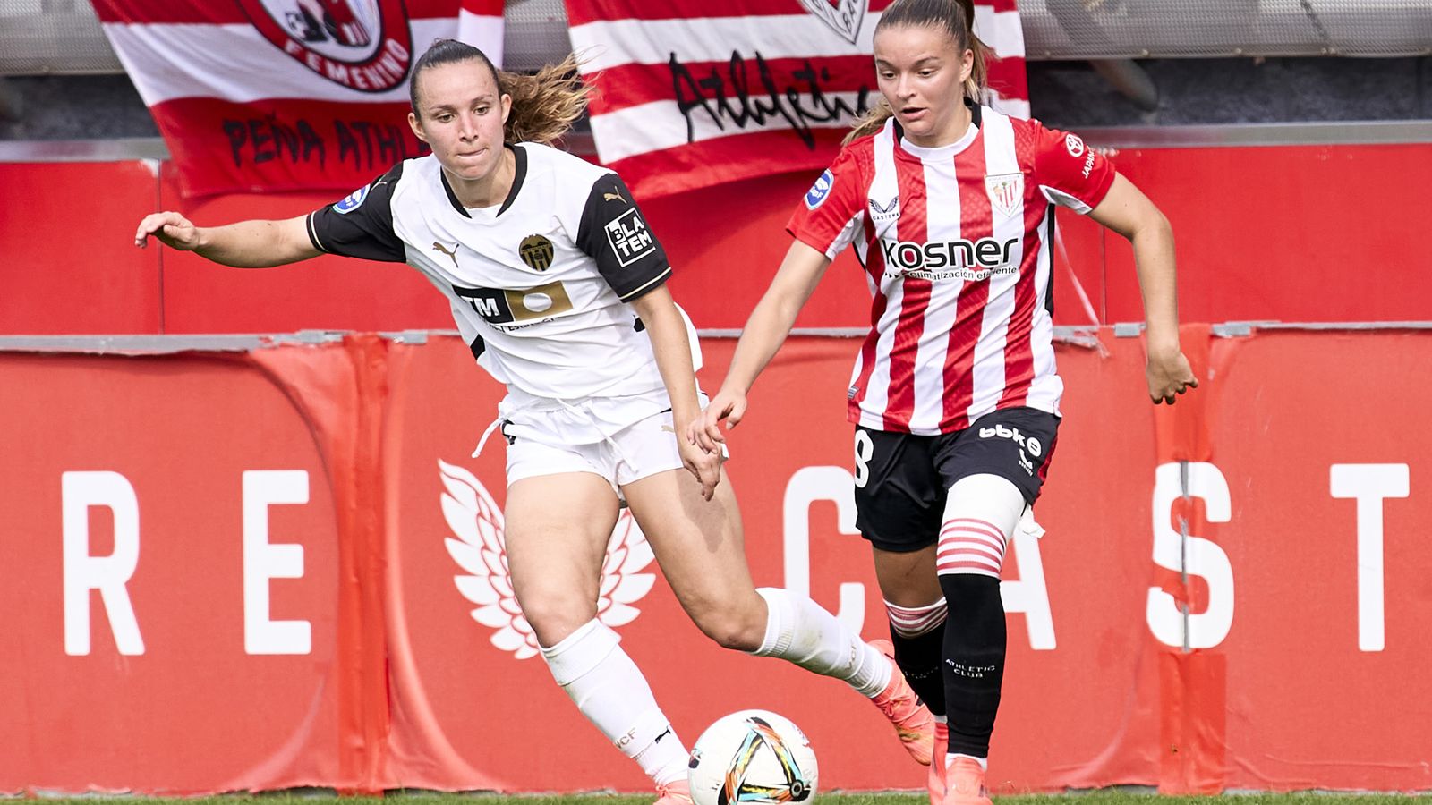 Dos jugadores es disputen la pilota