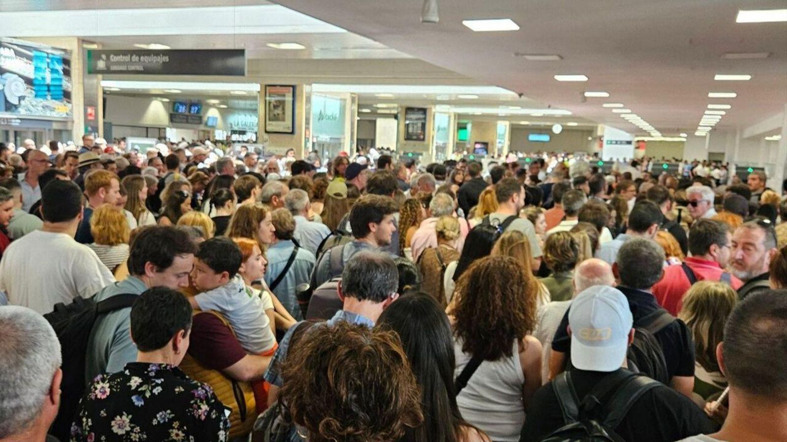 Cues en l'estació de Chamartín ocasionades per l'avaria