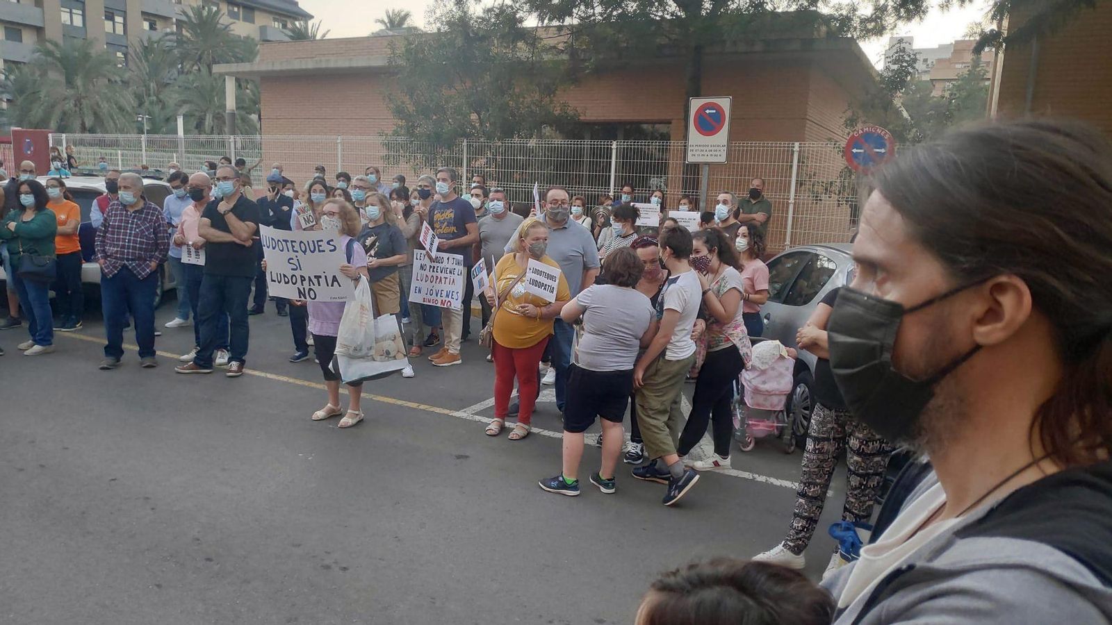 Veïns i veïnes s'han concentrat entre el centre educatiu i el bingo de Burjassot
