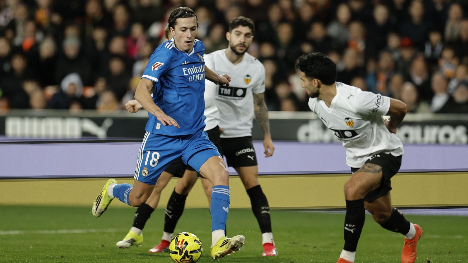 Eray Cömert tracta de bloquejar el xut que ha significat el primer gol del Reial Madrid