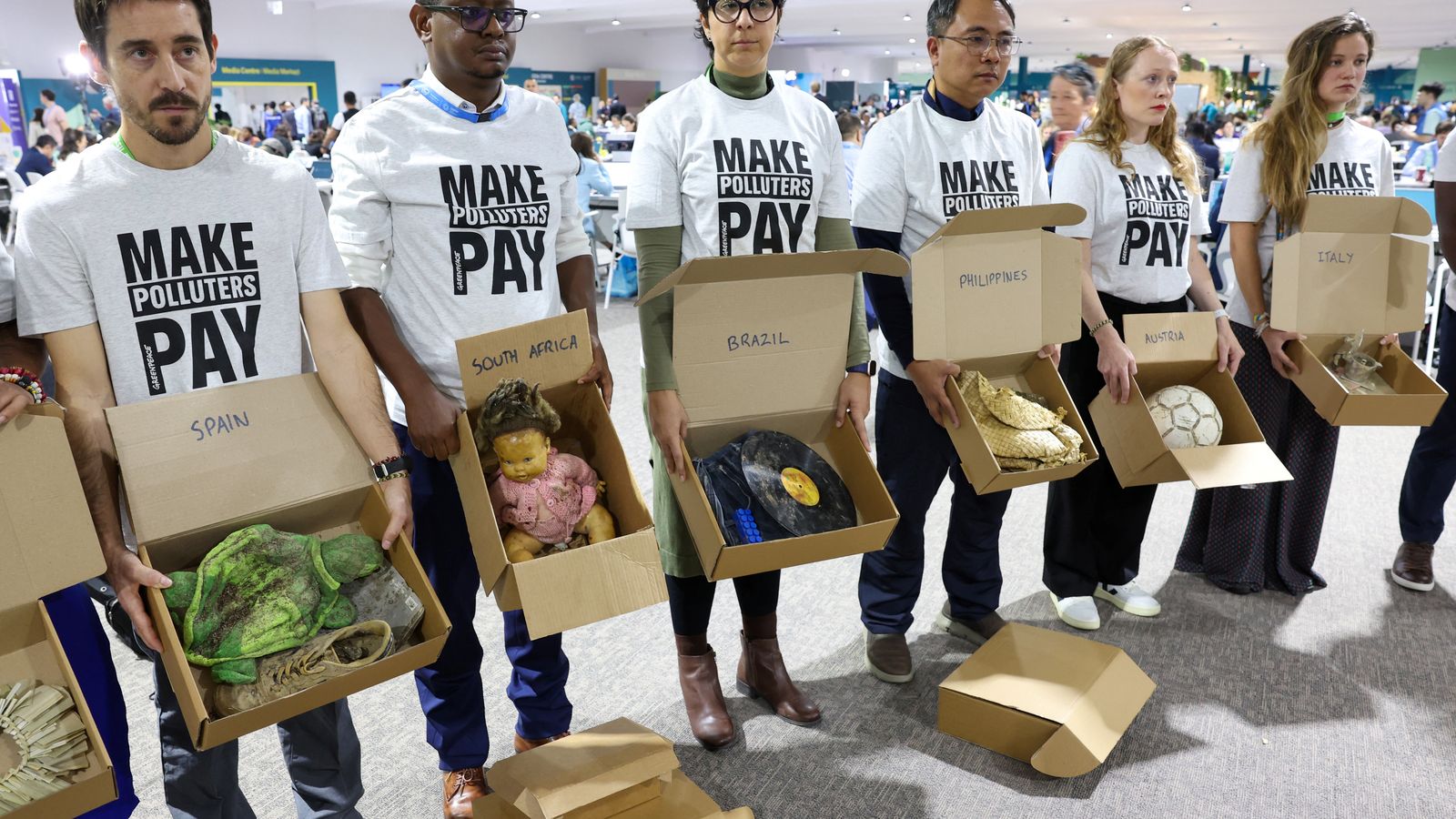 Activistes de Greenpeace mostren objectes personals afectats per l'oratge extrem i la crisi climàtica