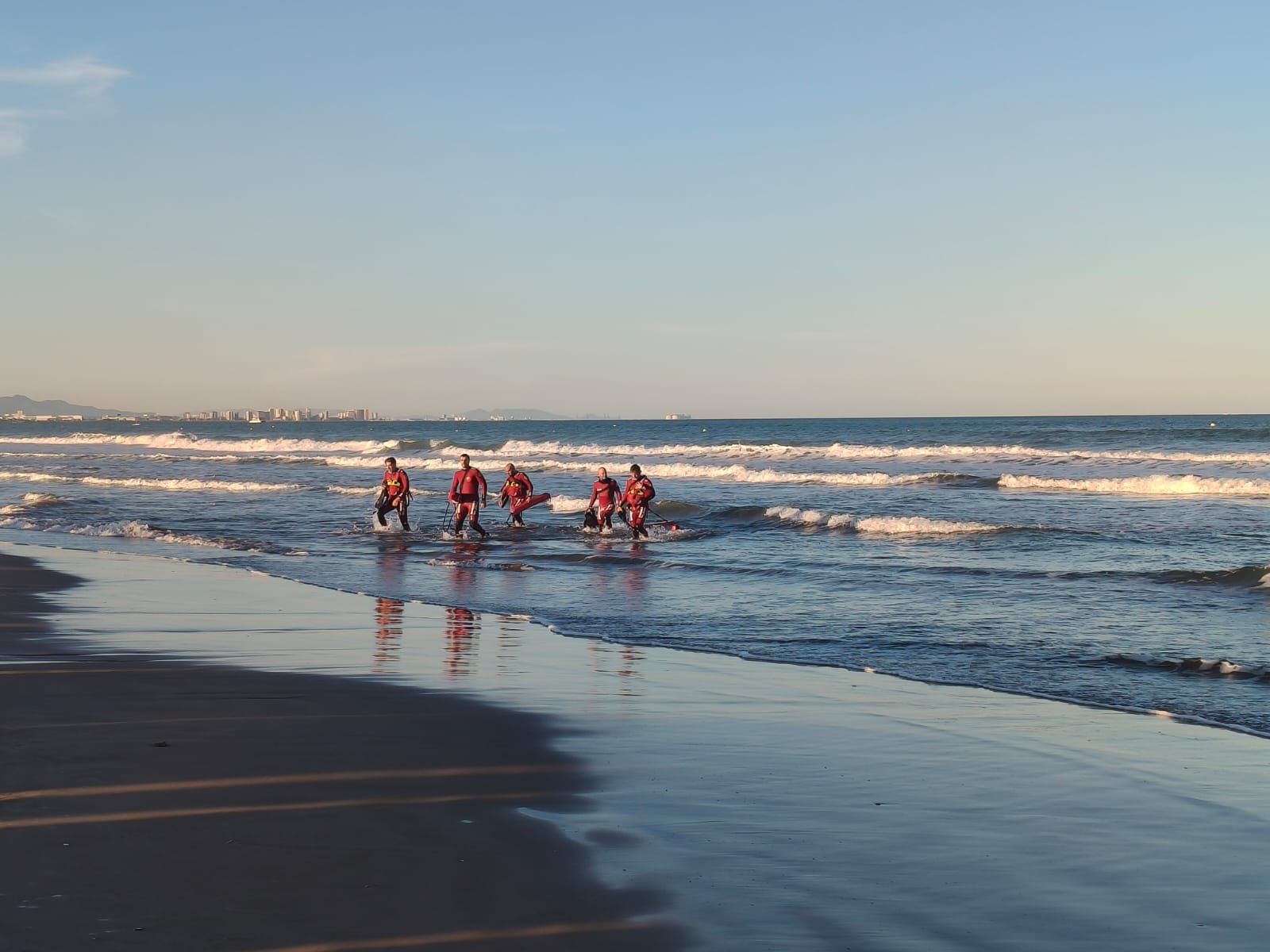 Un equip de bussejadors dels Bombers de València durant les tasques de recerca del jove desaparegut a la Malva-rosa