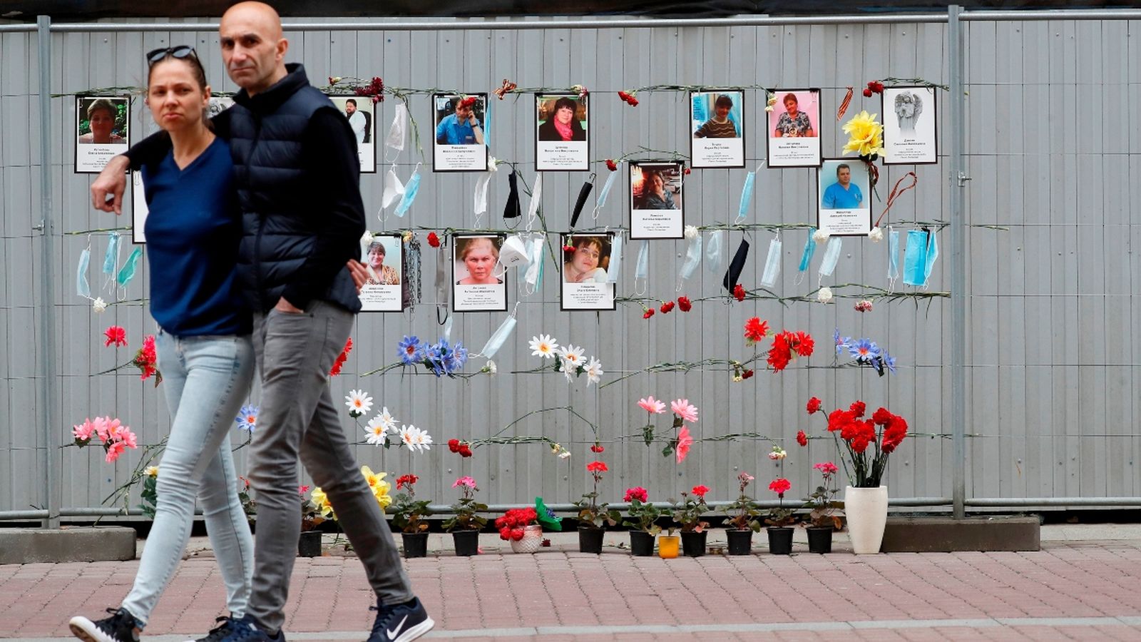 Una parella passa per un memorial en homenatge al personal mèdic que ha mort per la Covid-19 a Sant Petersburg, Rússia