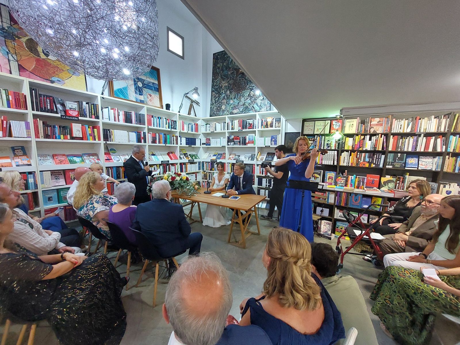 Amistats del món de la literatura han assistit a l'acte