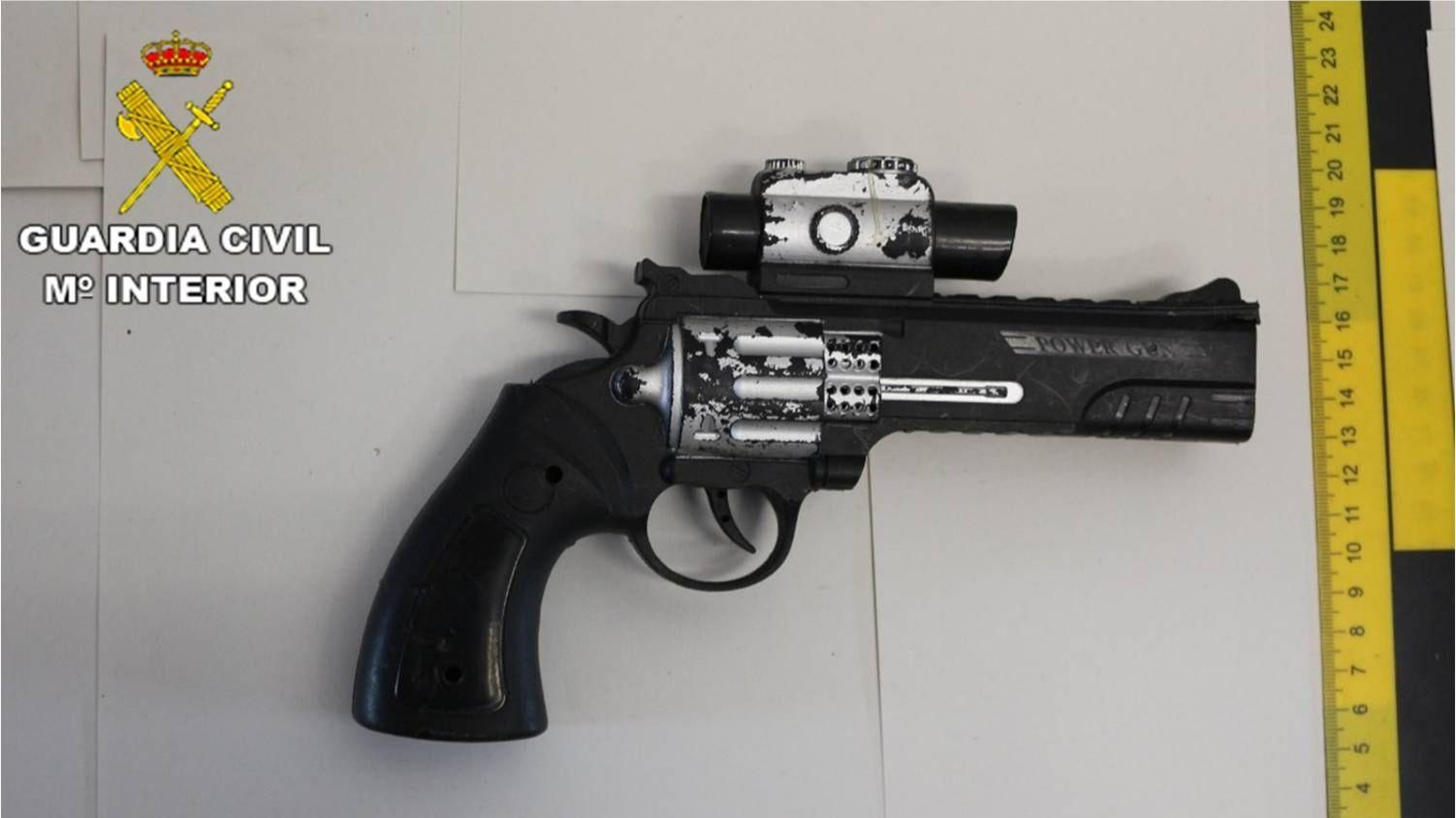 La pistola confiscada per la Guàrdia Civil