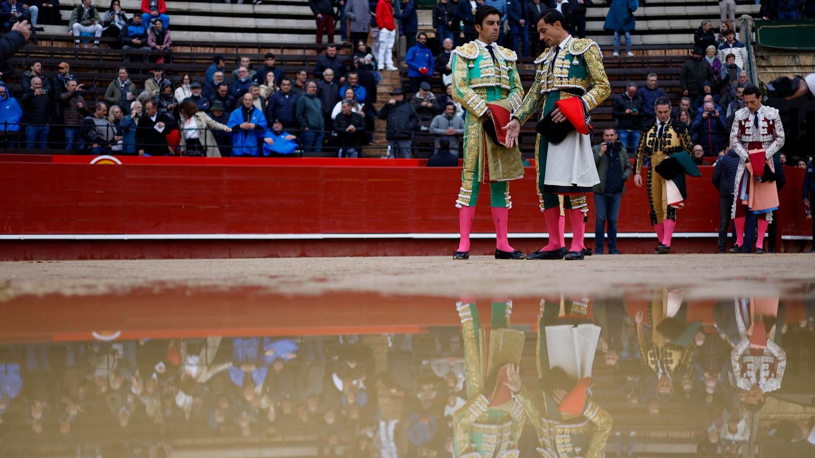 Dos toreros esperen sobre l'arena, en una imatge de divendres passat, quan es va suspendre la correguda de València