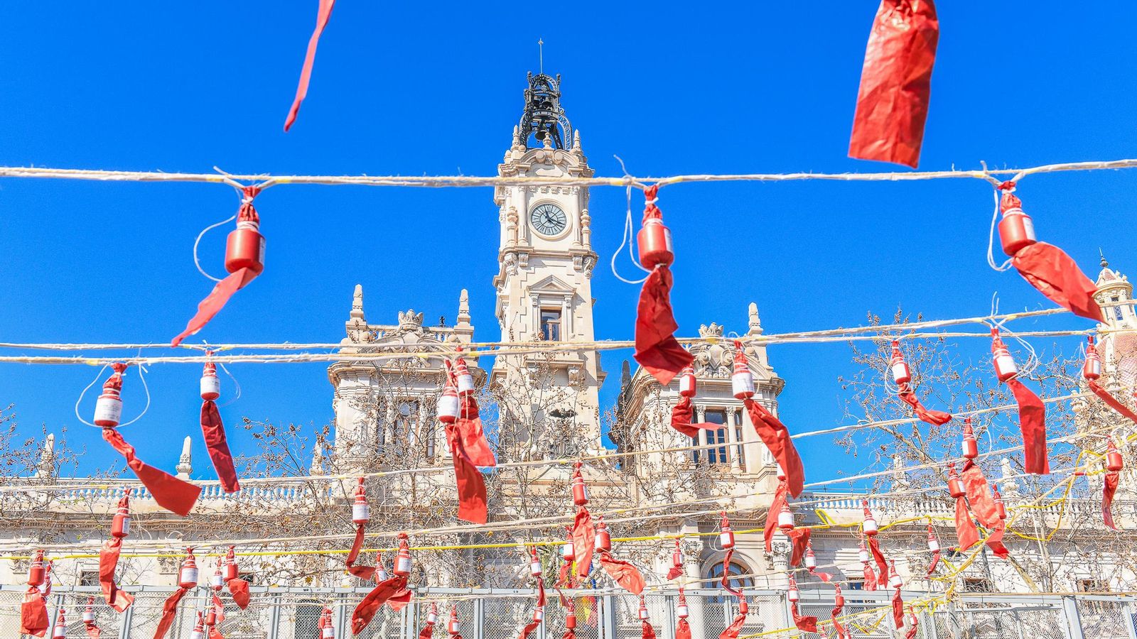 Imatge d'una mascletà a la plaça de l'Ajuntament