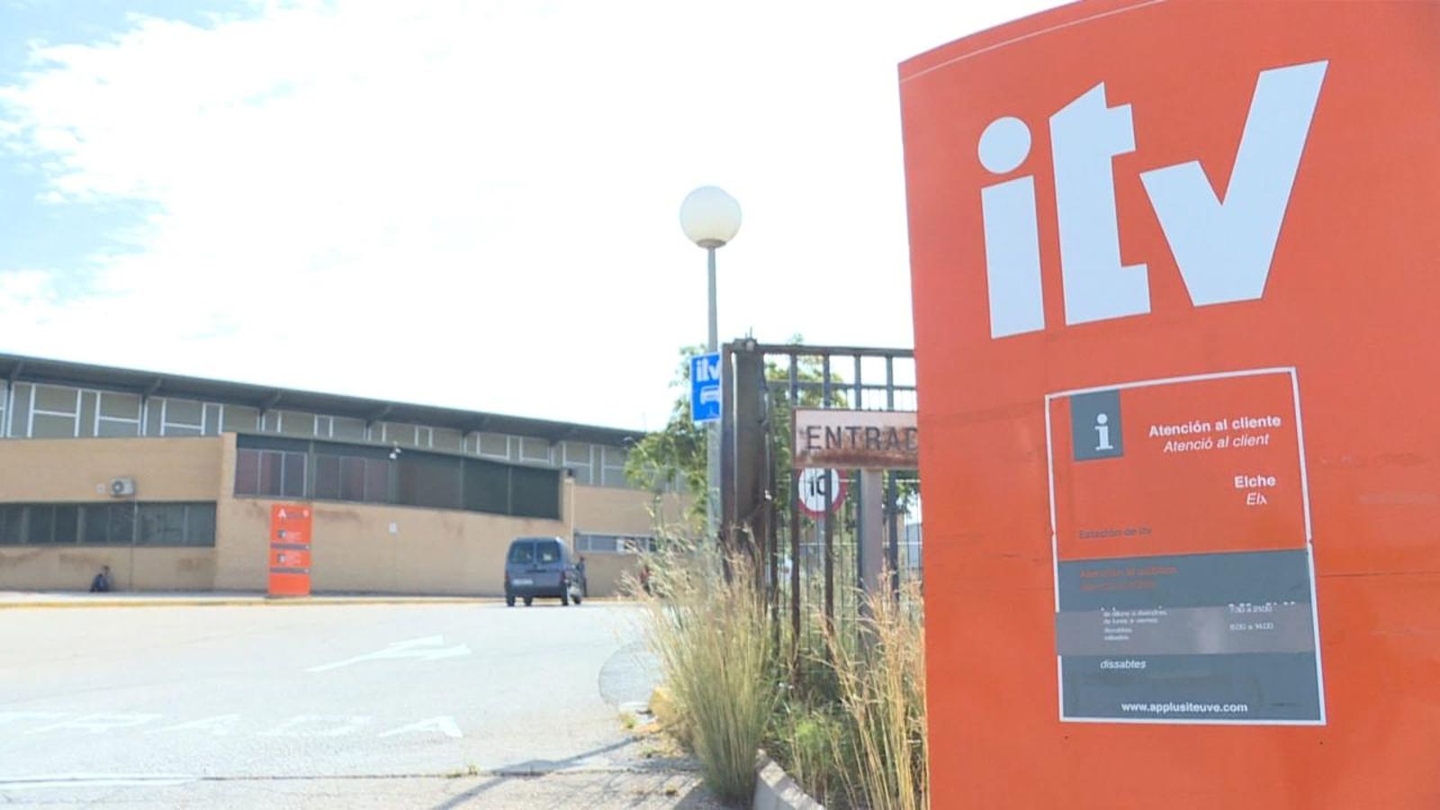 Llargues cues per a fer l'ITV