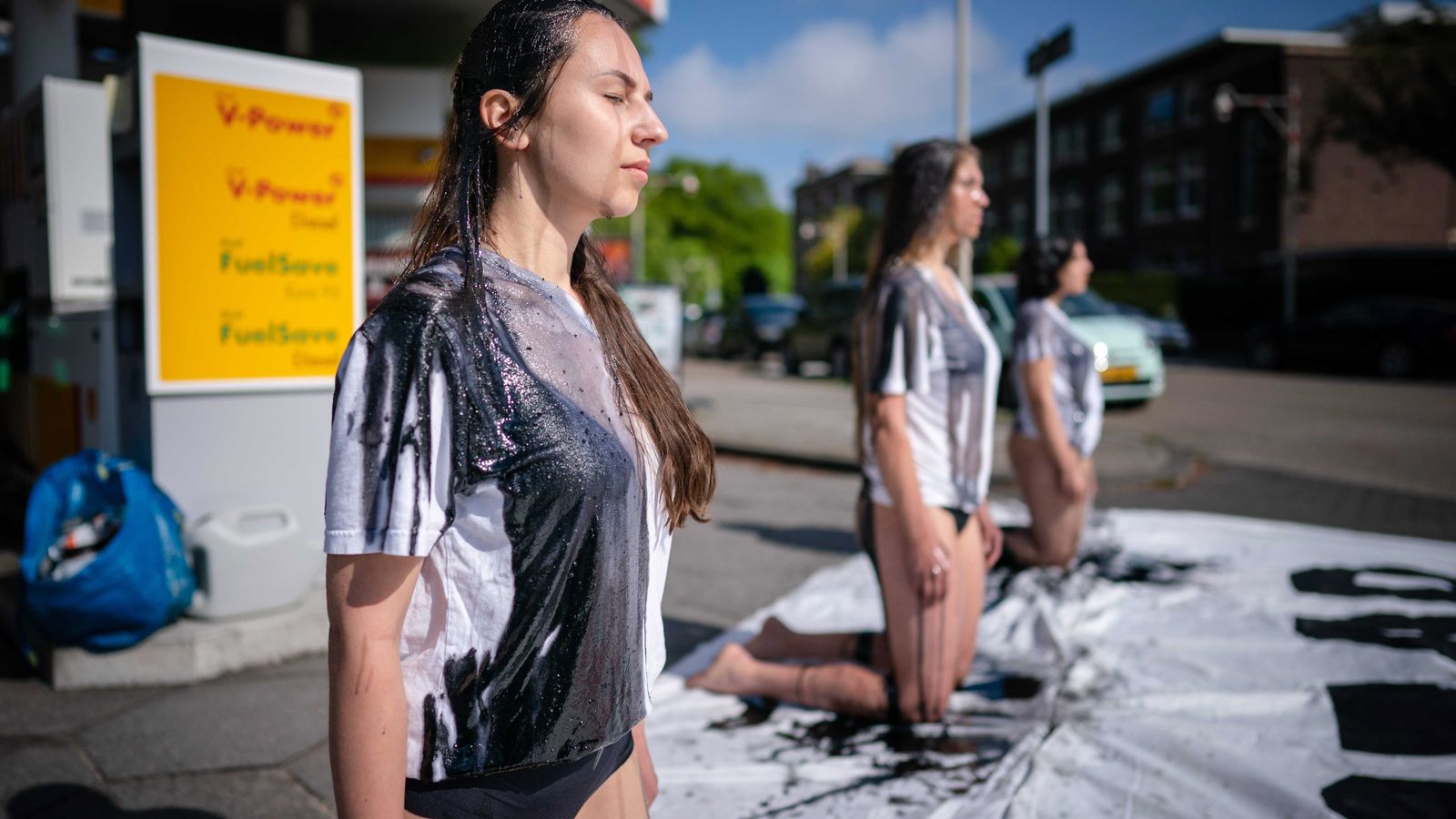Diverses persones, tacades amb oli vegetal de colors, s’han manifestat davant d’una  benzinera Shell a La Haia, Països Baixos
