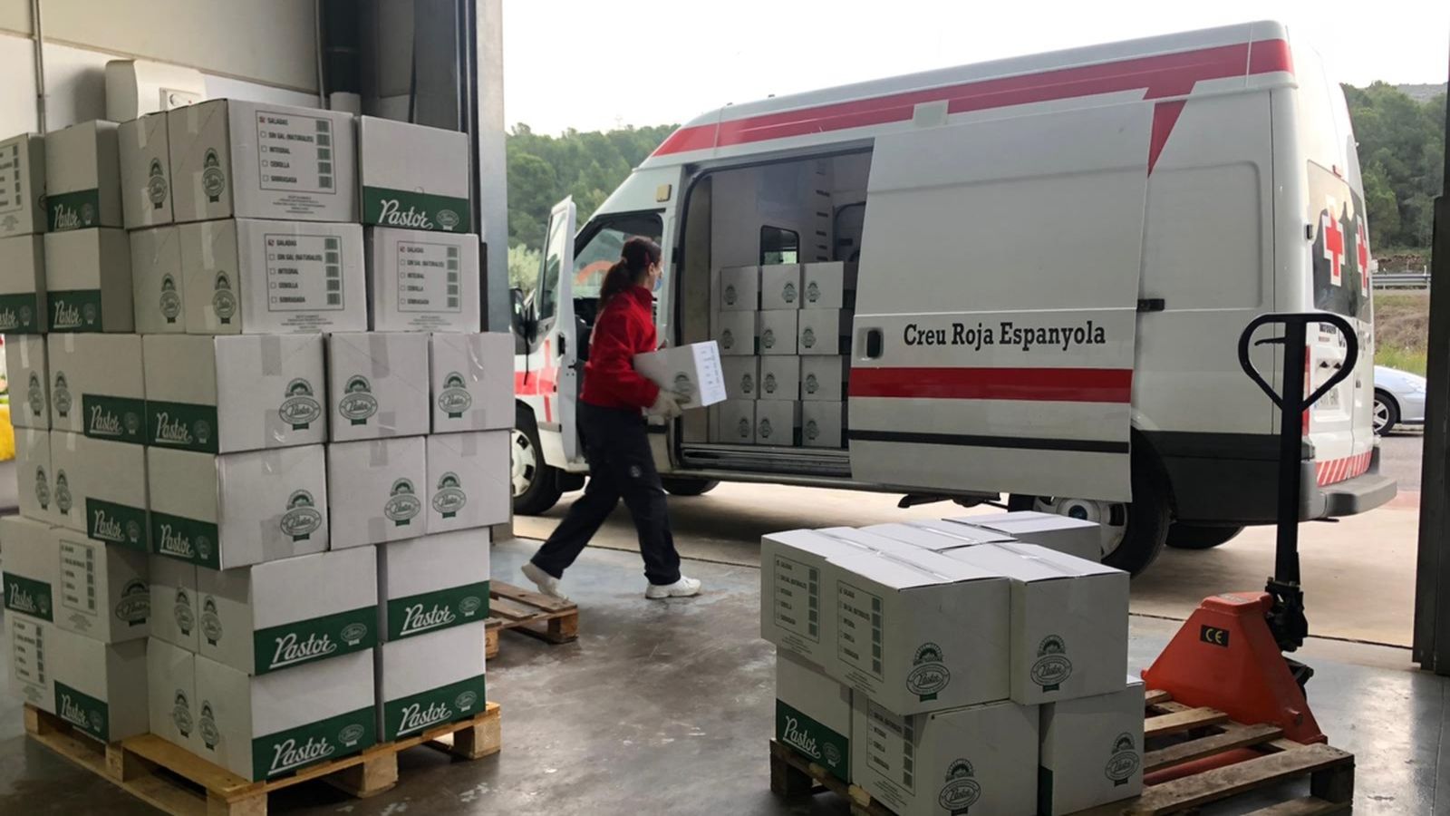 Repartiment de material, en una imatge d'arxiu