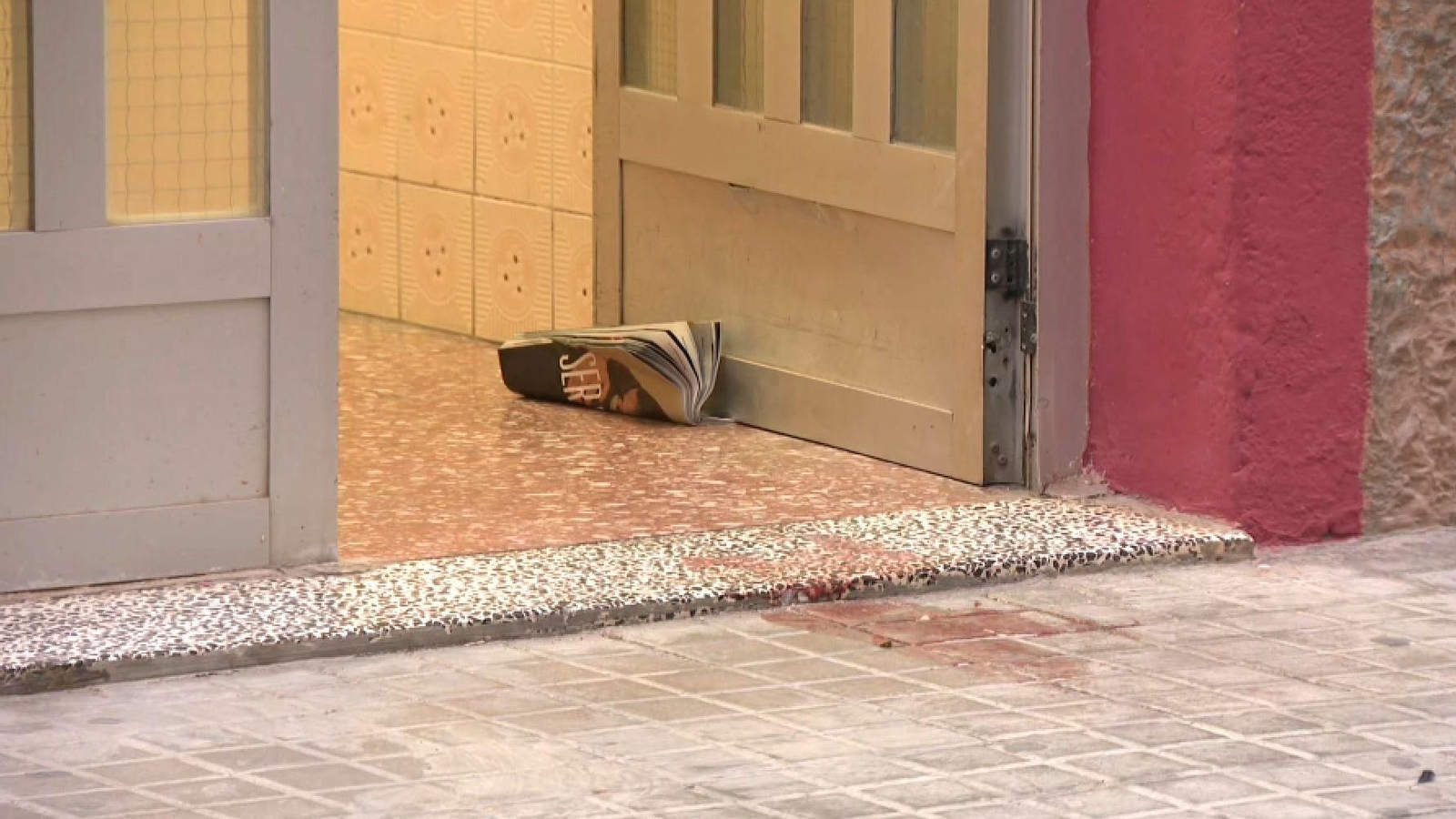 Restes de sang al portal de la finca de Paterna en què s'ha produït l'atac