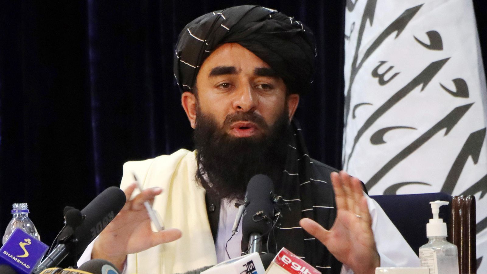 El portaveu talibà, Zabihullah Mujahid durant la roda de premsa d'aquest dimarts