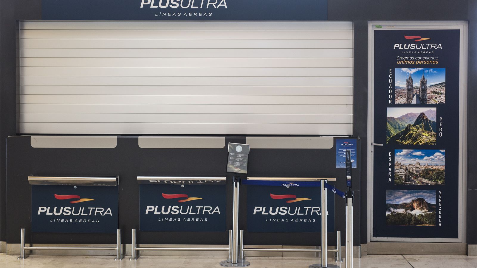 Un estand de l'aerolínia Plus ultra en l'aeroport de Madrid - Barajas Adolfo Suárez
