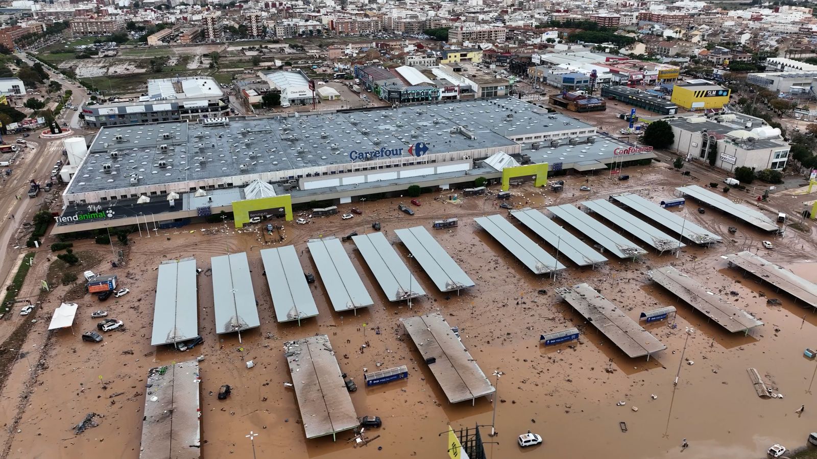 Imatge aeria d'una zona comercial afectada per la barrancada