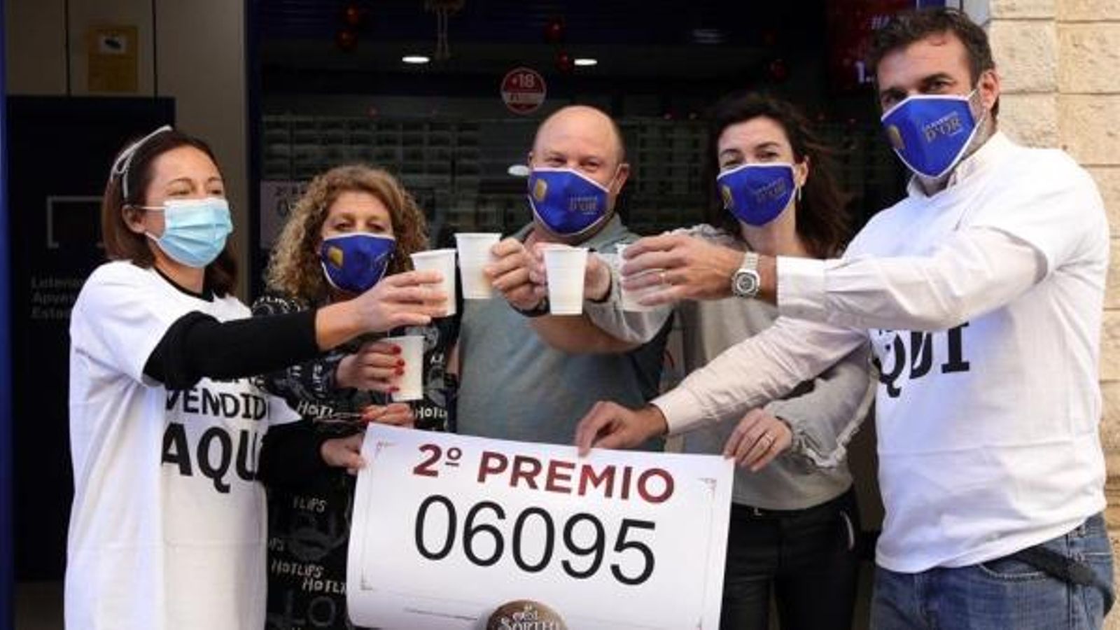 FOTO: Celebració a l'administració de Gandia que ha venut el segon premi