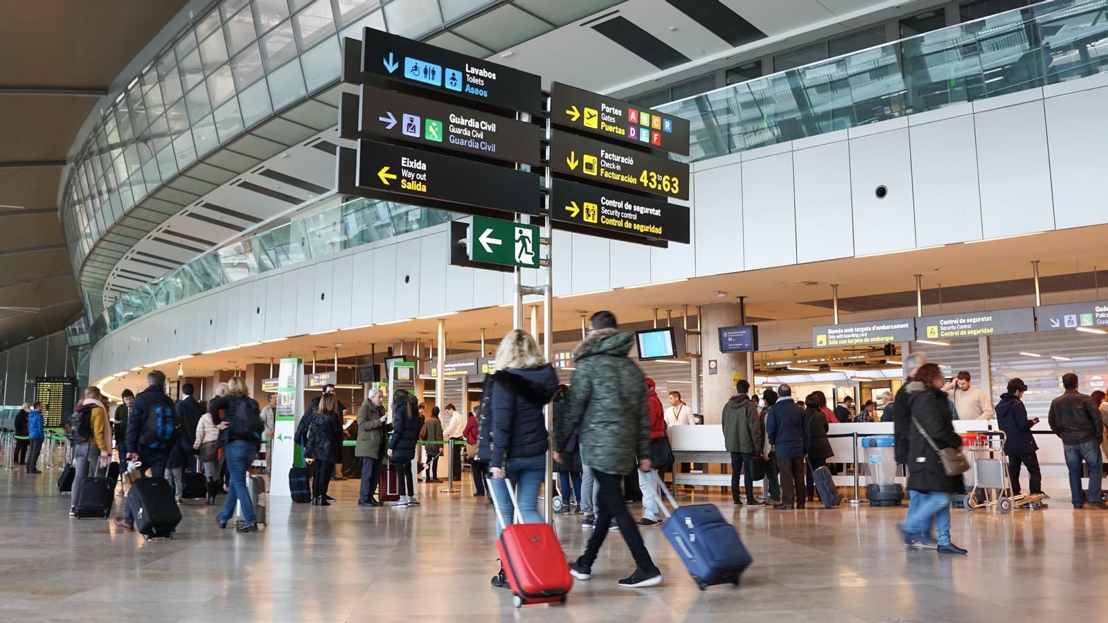 Turistes a l'aeroport de València / Arxiu