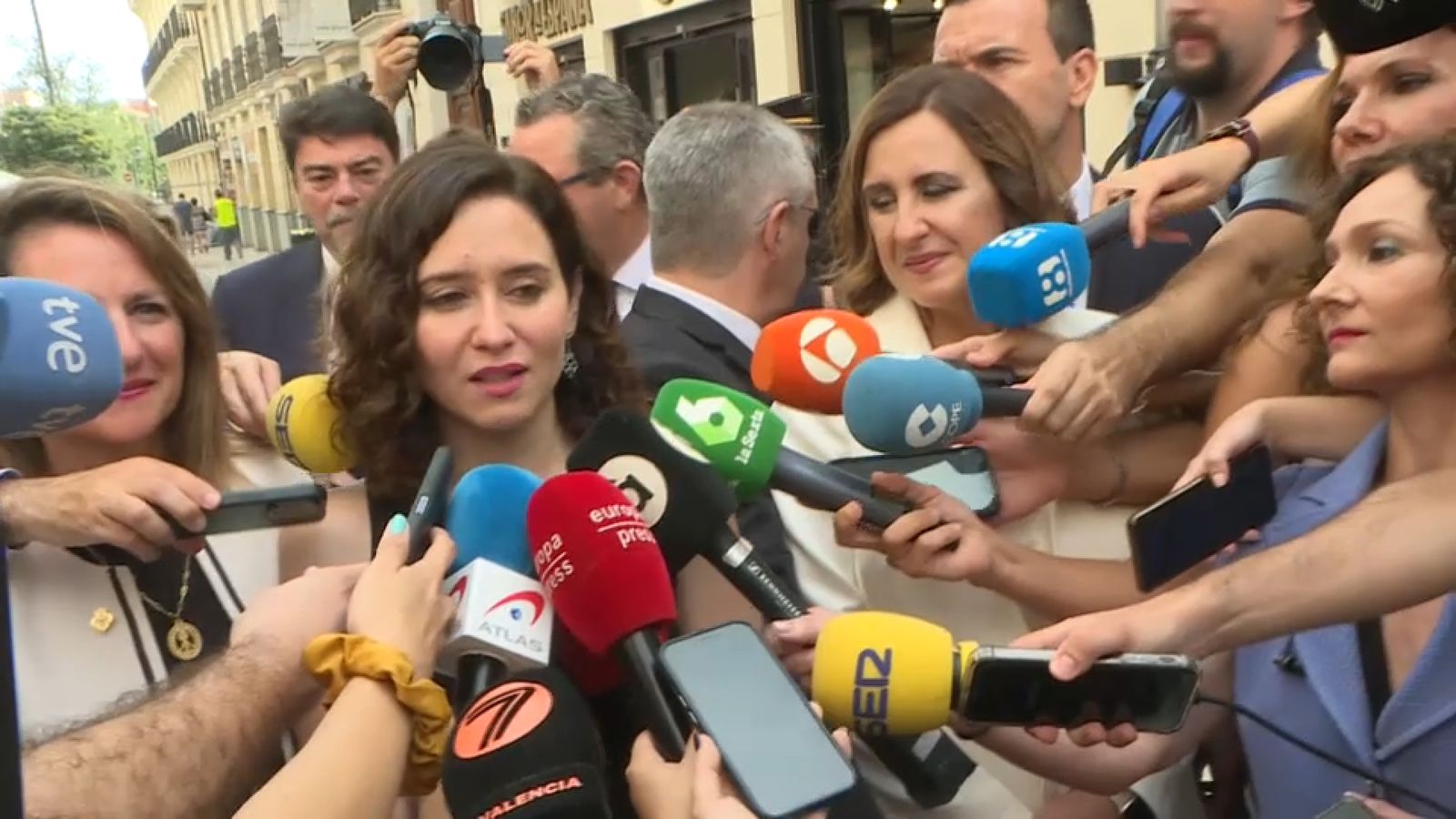 La presidenta de la Comunitat de Madrid Isabel Díaz Ayuso atén la premsa a les portes de les Corts