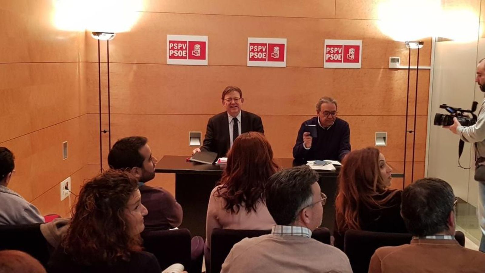 Puig durant la reunió amb els diputats i diputades socialistes a les Corts