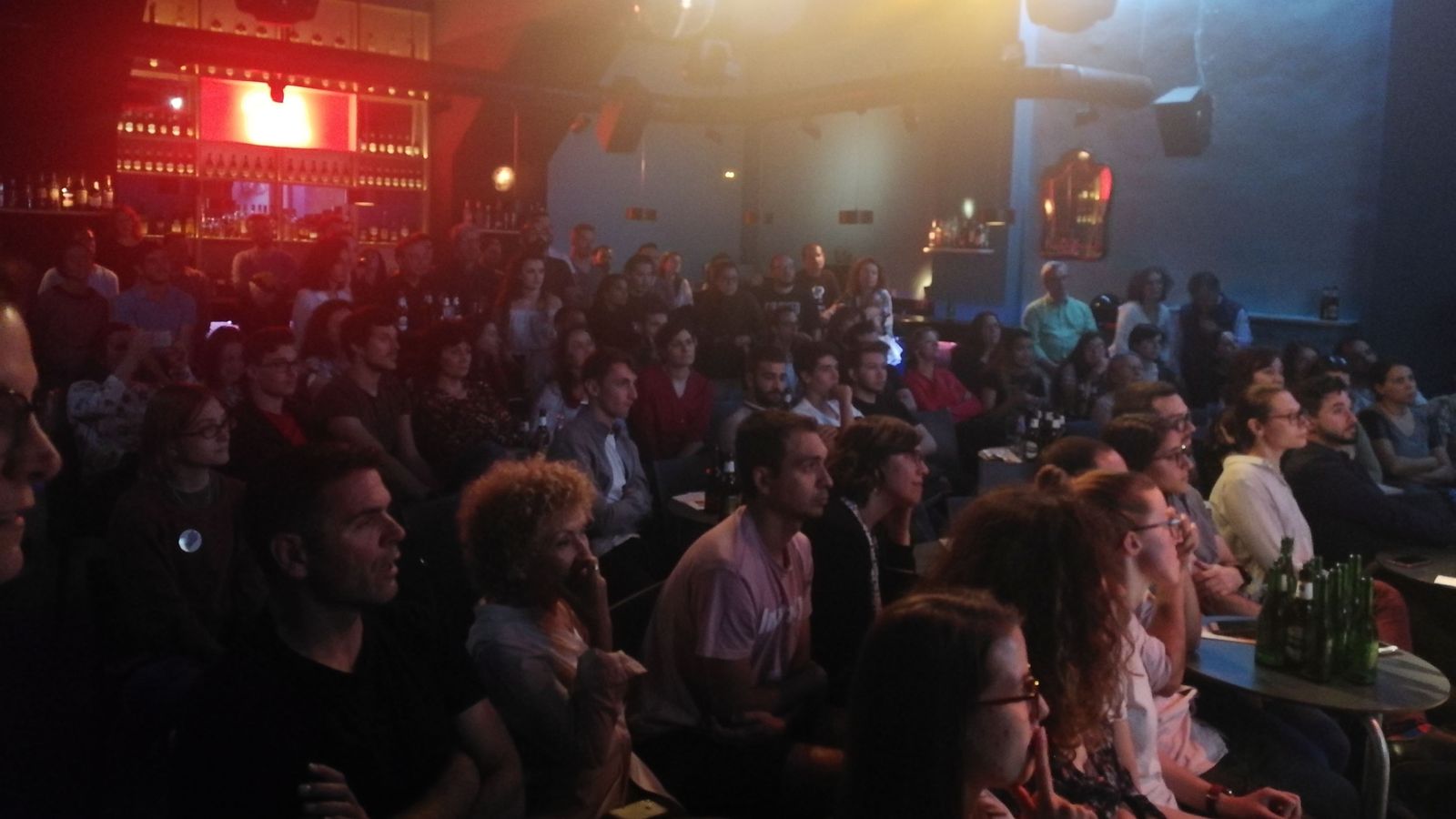 Assistents a una xarrada que es va impartir en una edició anterior de Pint of Science en un establiment d'Alacant