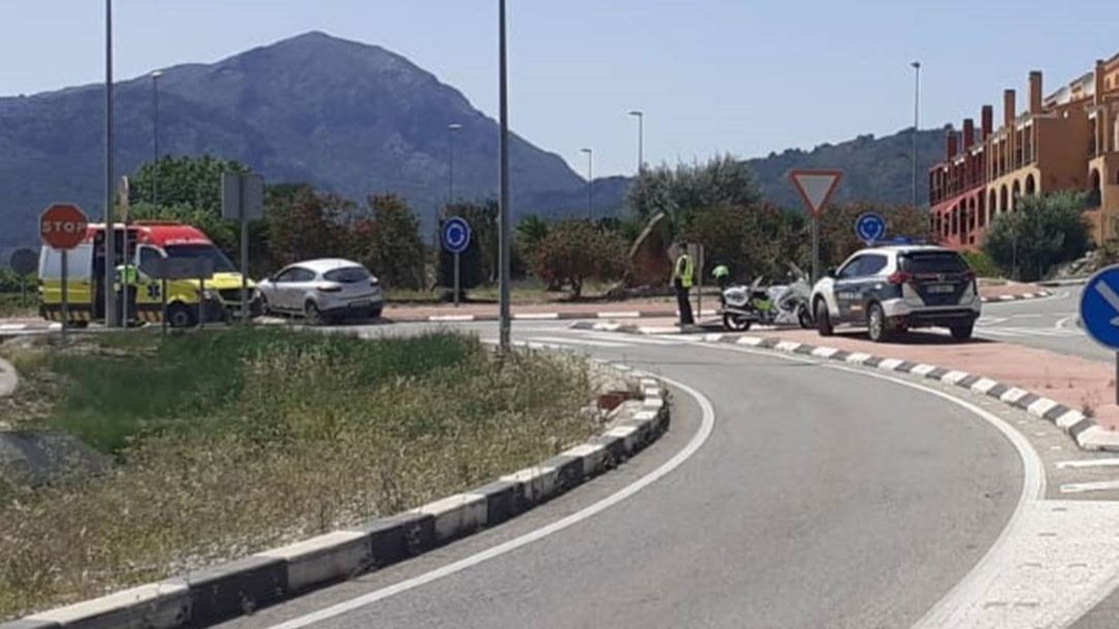 La conductora va parar damunt de la rotonda