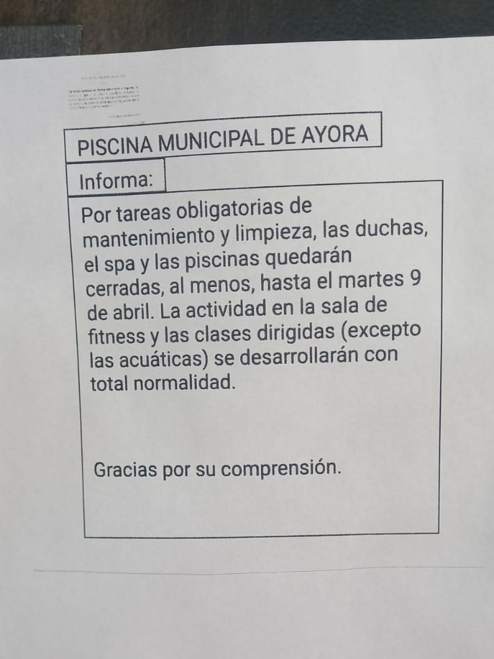 Nota informativa en les intal·lacions de la piscina municipal d'Aiora de València