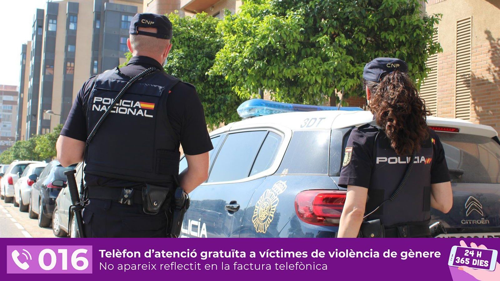 La policia detén a un home després d'agredir la seua parella i colpejar el seu vehicle