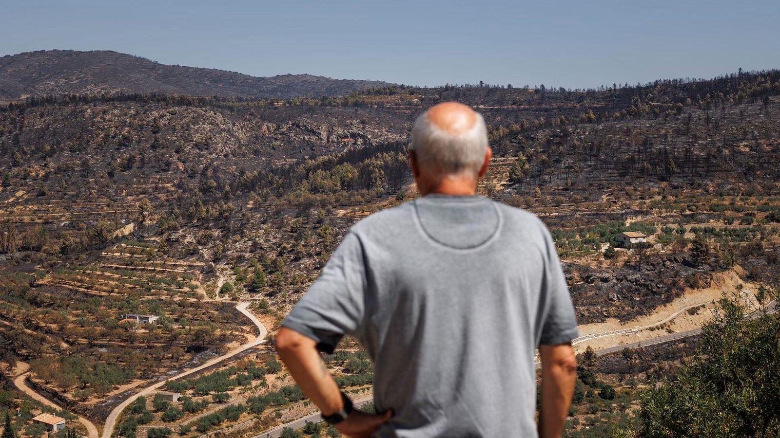 Un veí de Begís contempla el paisatge devastat pel foc