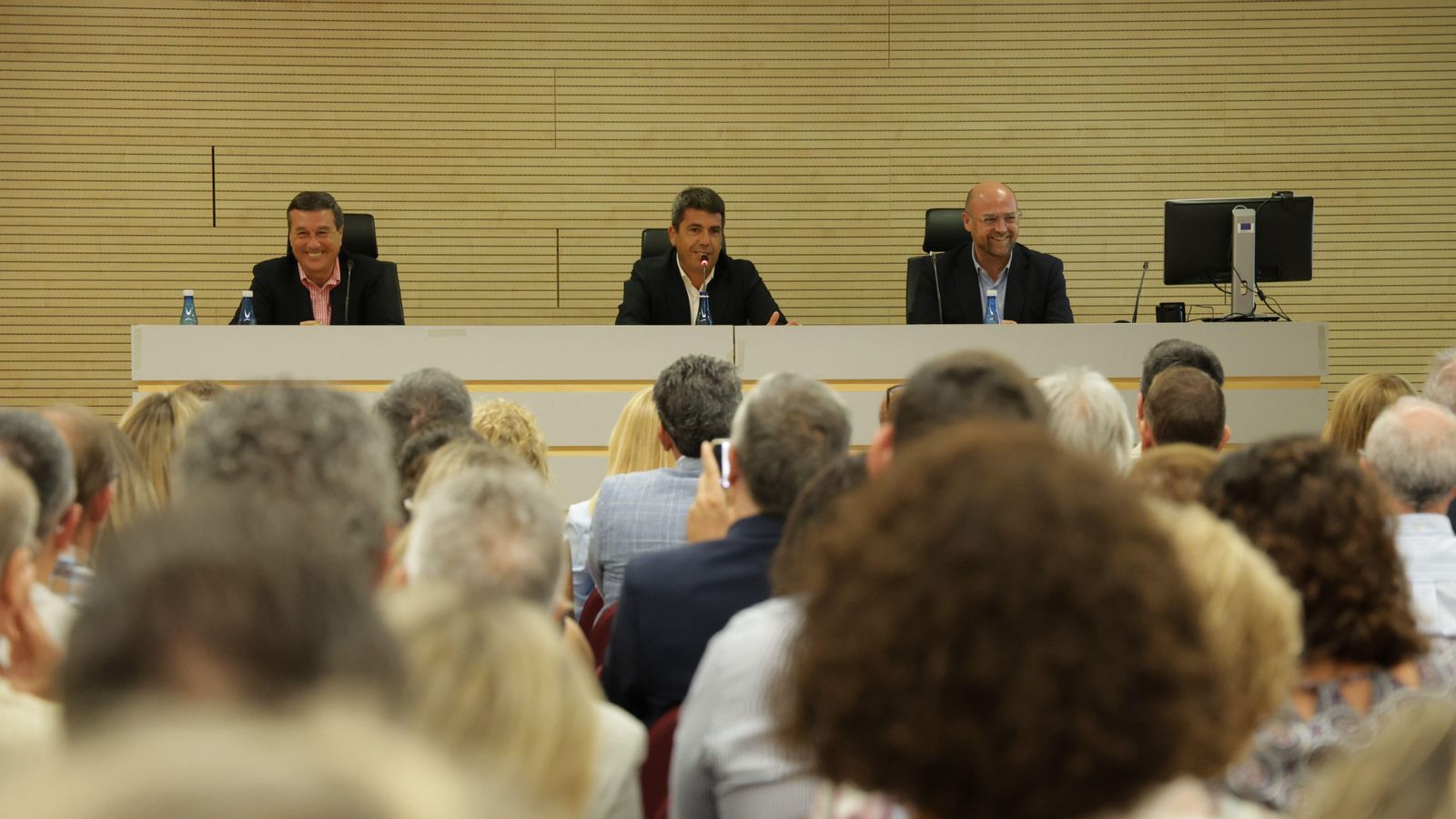 Mazón es reuneix amb l’equip directiu de Sanitat