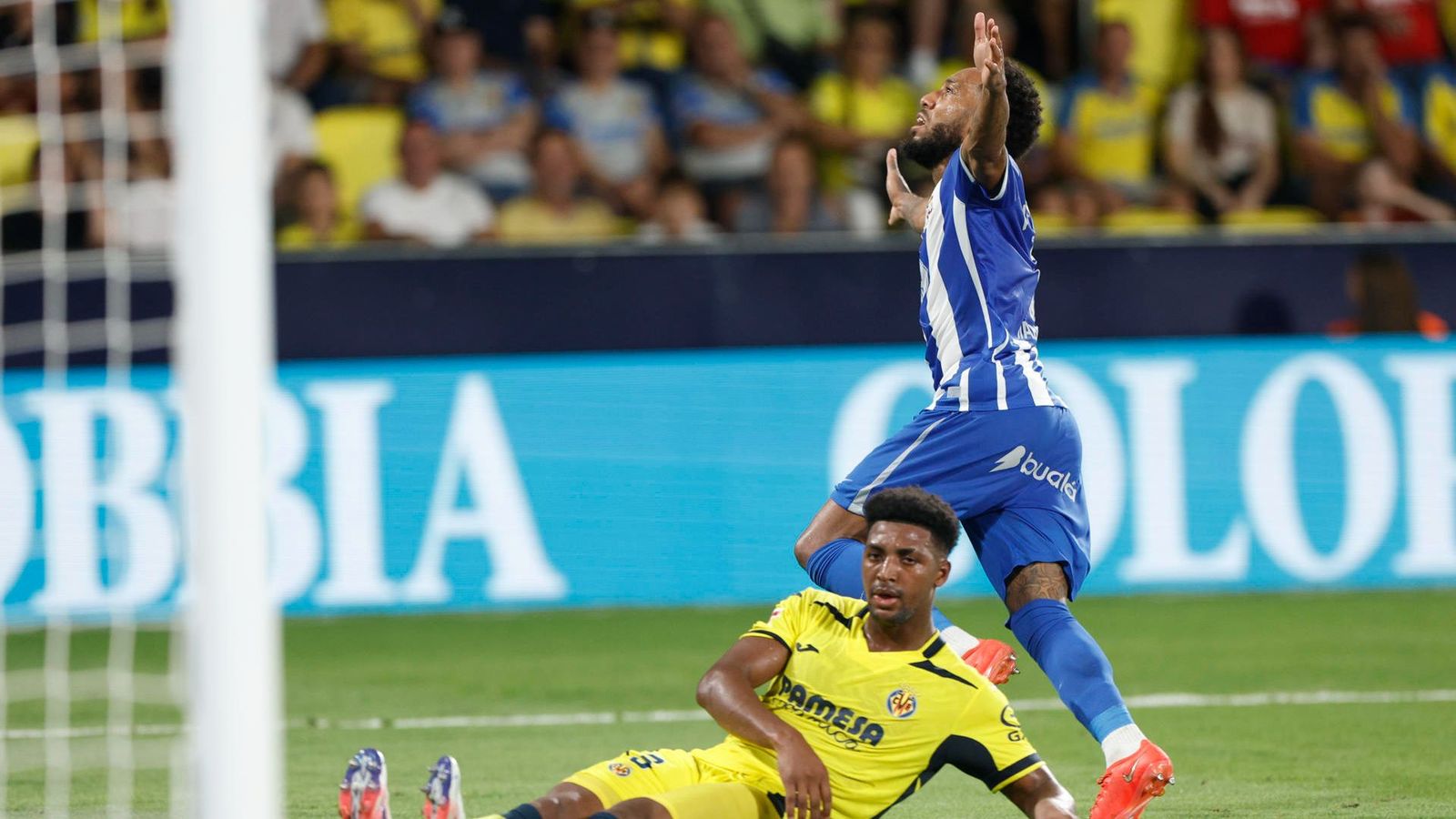 Aubameyang celebra el gol, davant la desesperació de Freeman