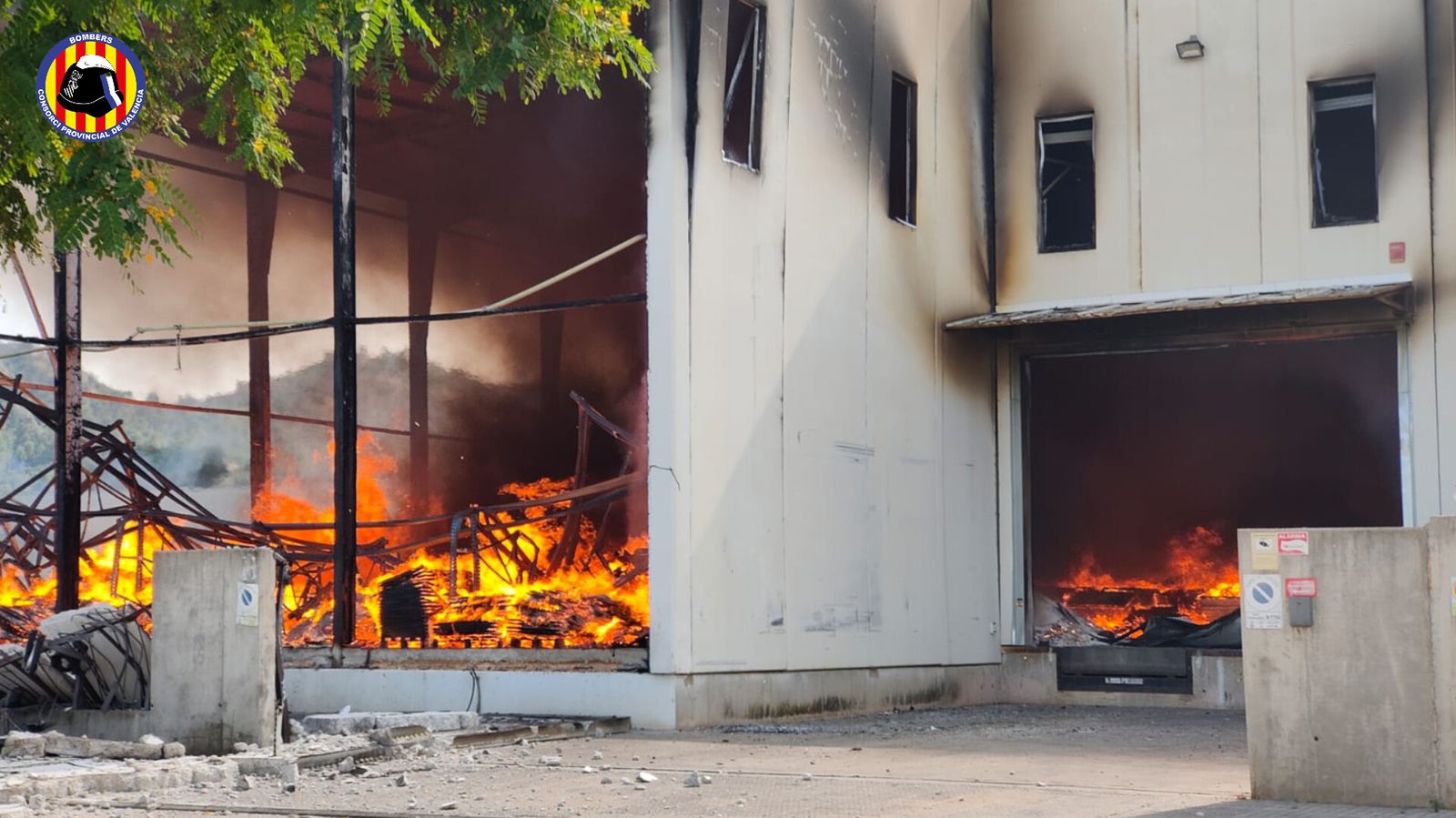 El foc ha arrassat una empresa que fabrica equipaments sanitaris