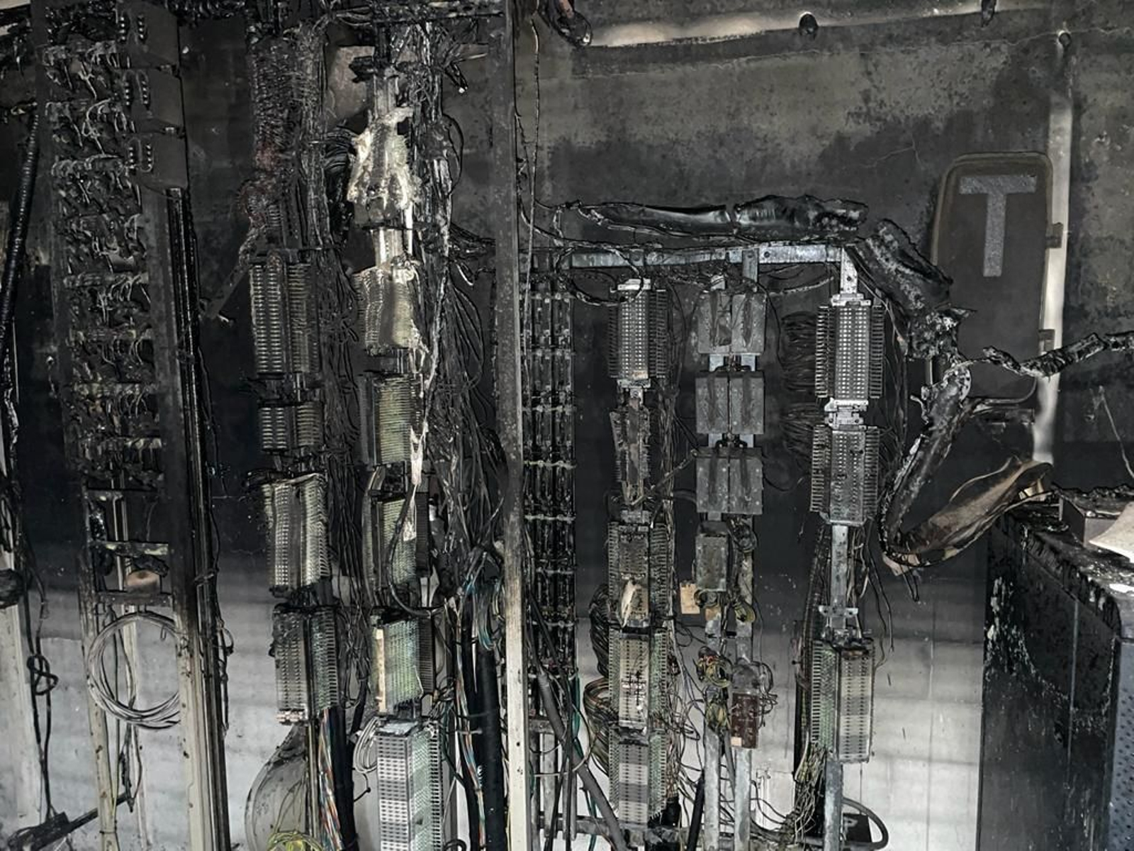 Detall de connexions cremades per la pujada de voltatge que s'ha produït després del robatori d'un quilòmetre de cable de coure