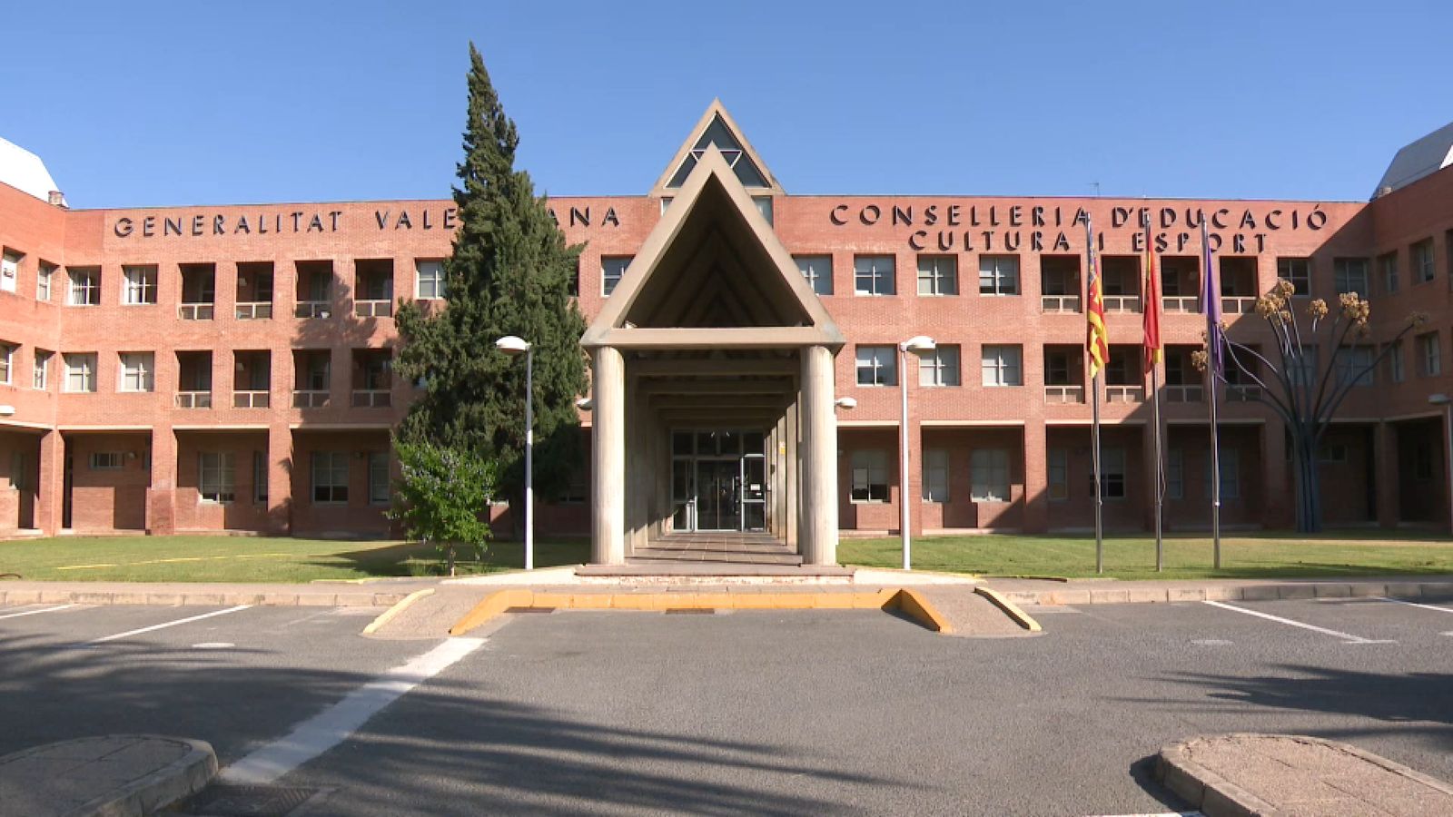 En imatge, la façana de la conselleria d'Educació