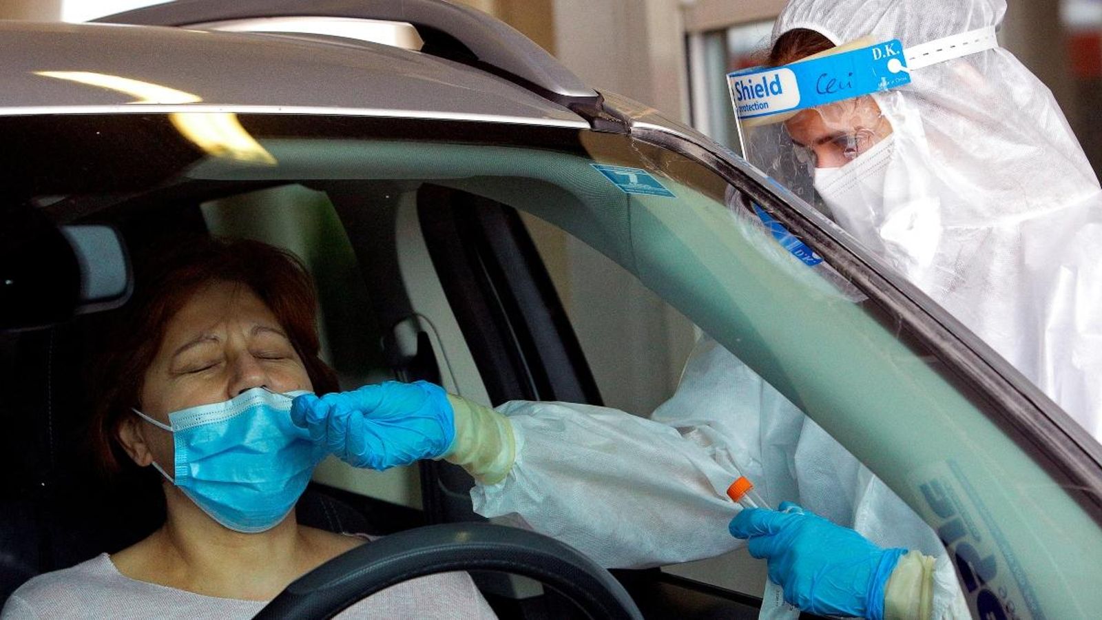 Personal sanitari fa una prova de PCR davant de l'Hospital de Gandia