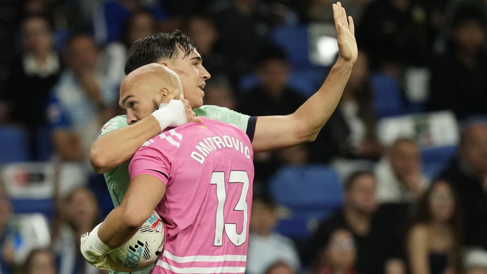 Dmitrovic s'abraça amb Carlos Espí, novament titular en el Llevant