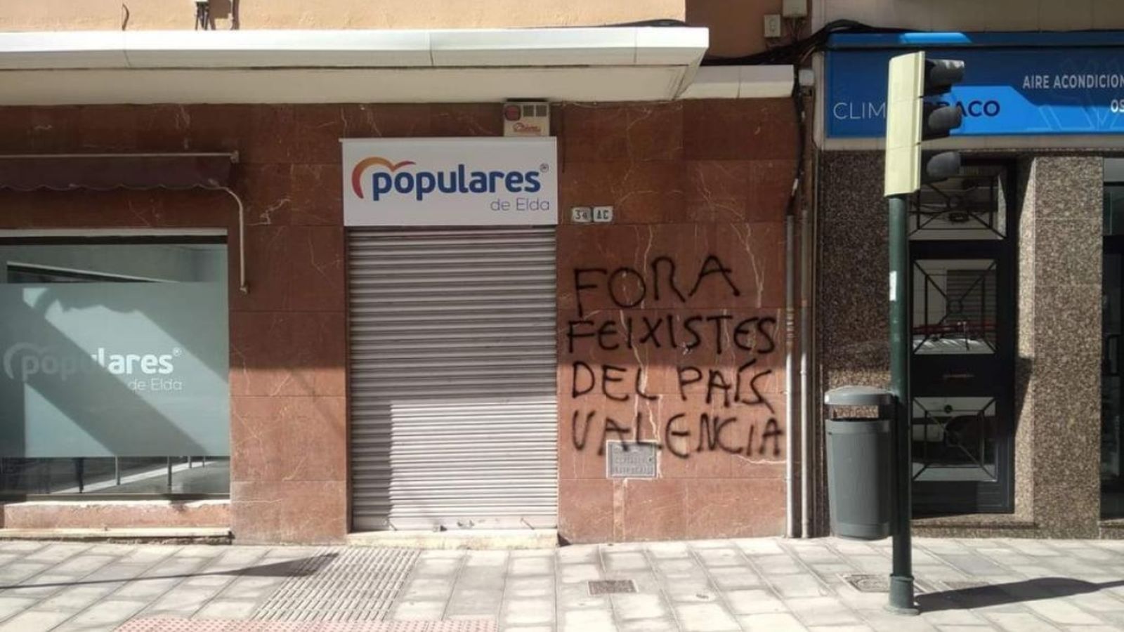 Pintades a les seus de PP i PSPV d'Elda i Petrer